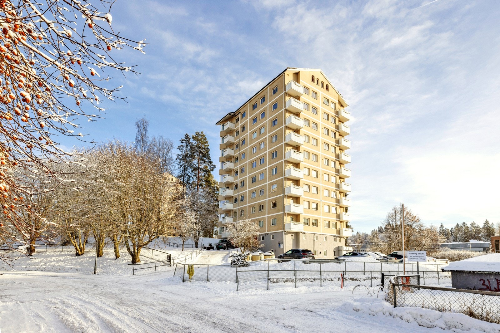 Beliggende i et veletablert og hyggelig boområde i naturskjønne omgivelser Galleribilde