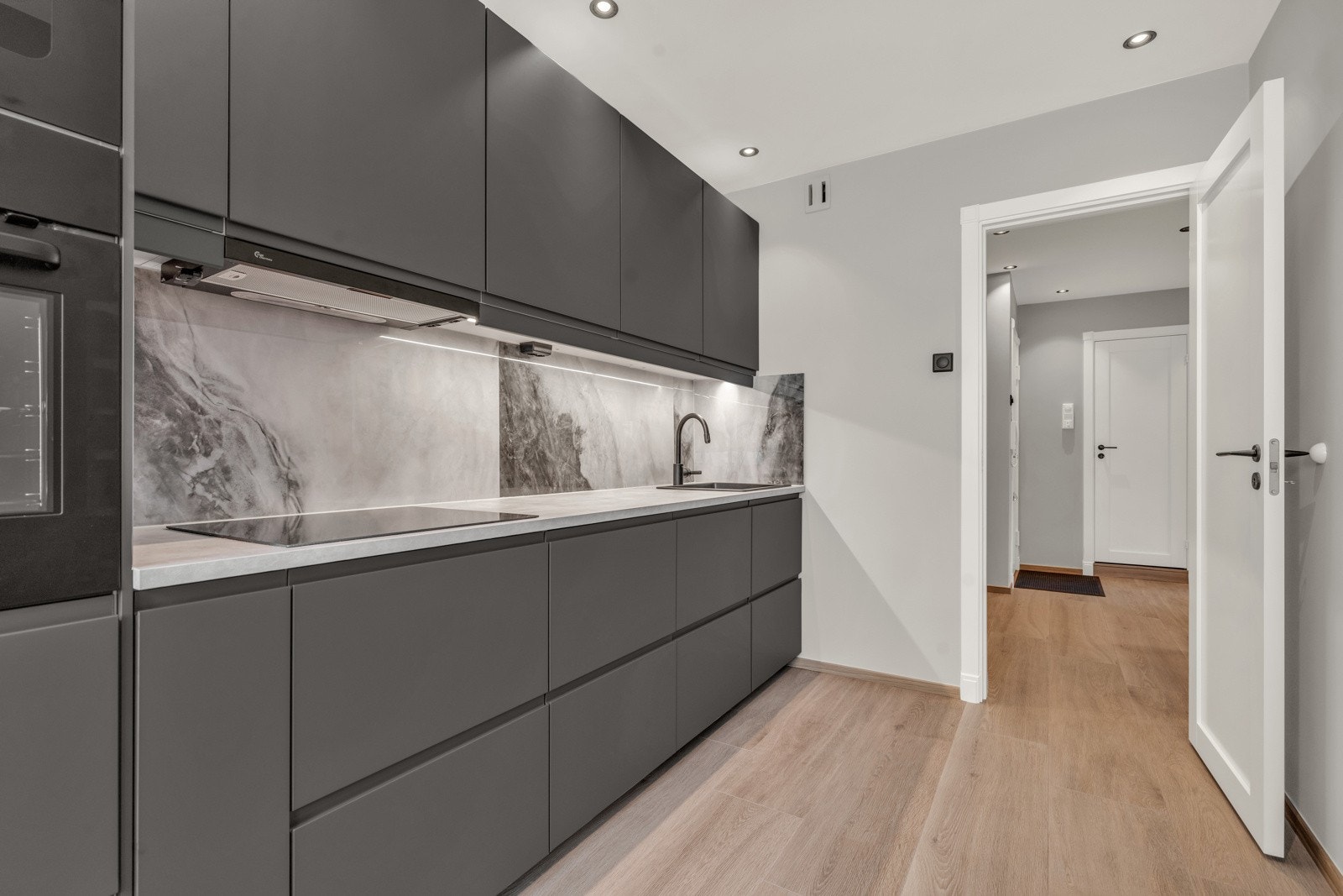 Helt nytt og stilrent kjøkken i 2023 med integrerte hvitevarer Galleribilde