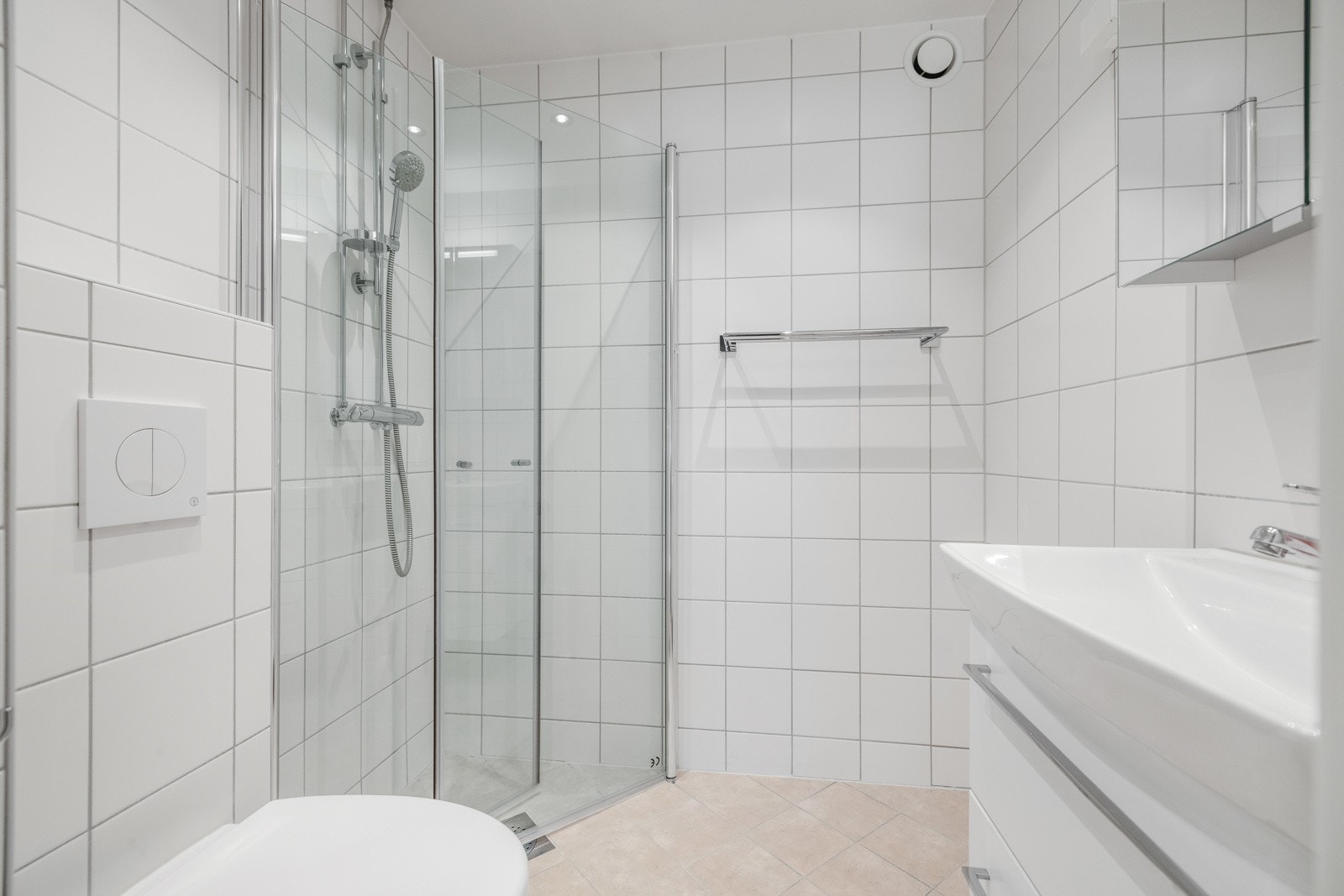 Pent baderom fra 2014 i regi av sameie med gulvvarme og opplegg til vaskemaskin Galleribilde