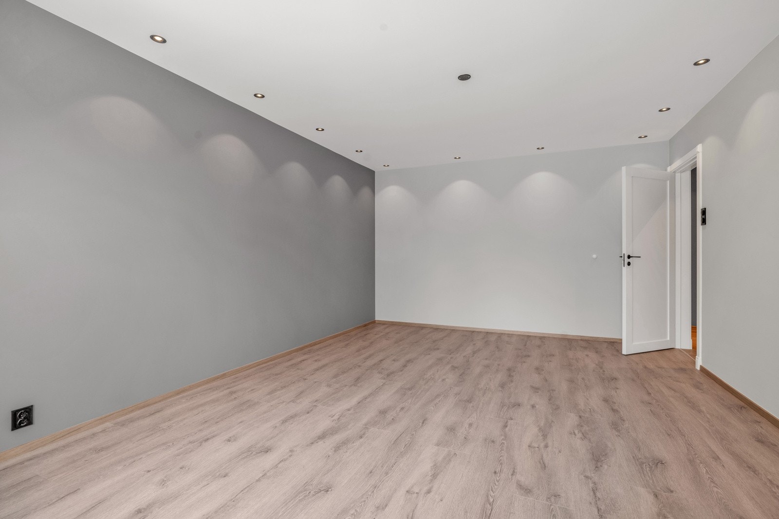 Det er god plass til sofagruppe, tv-seksjon og spisebord Galleribilde