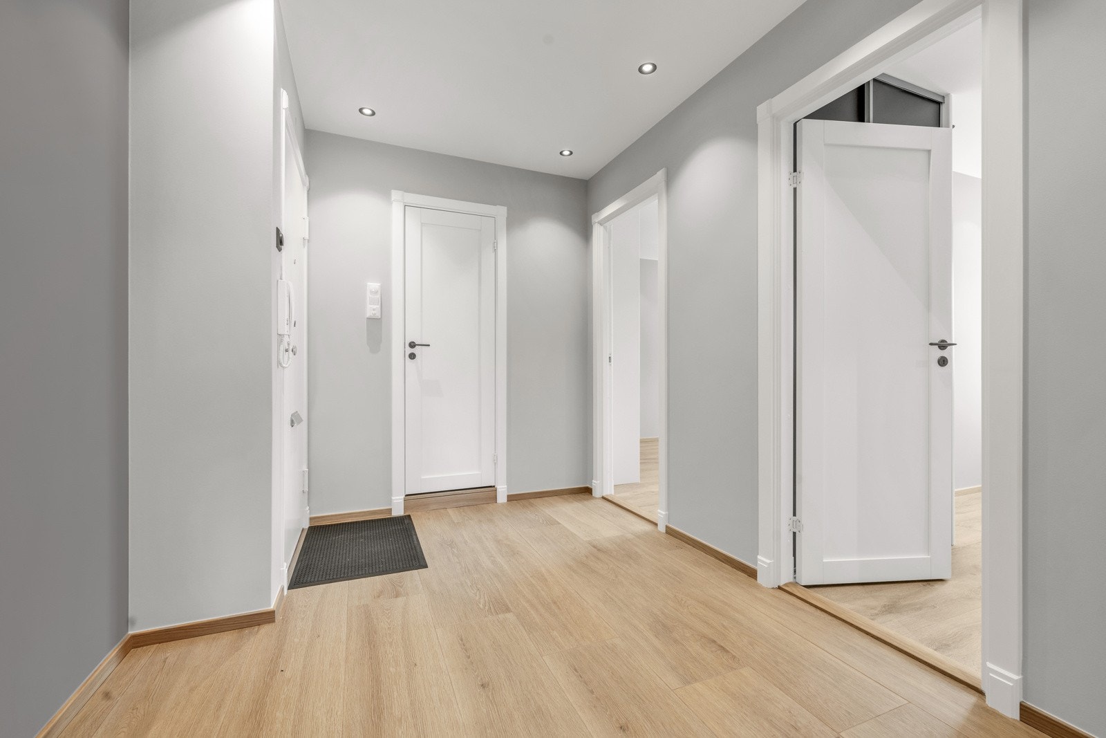 Romslig éntre/gang med downlights i himling og god plass til garderobeløsning Galleribilde