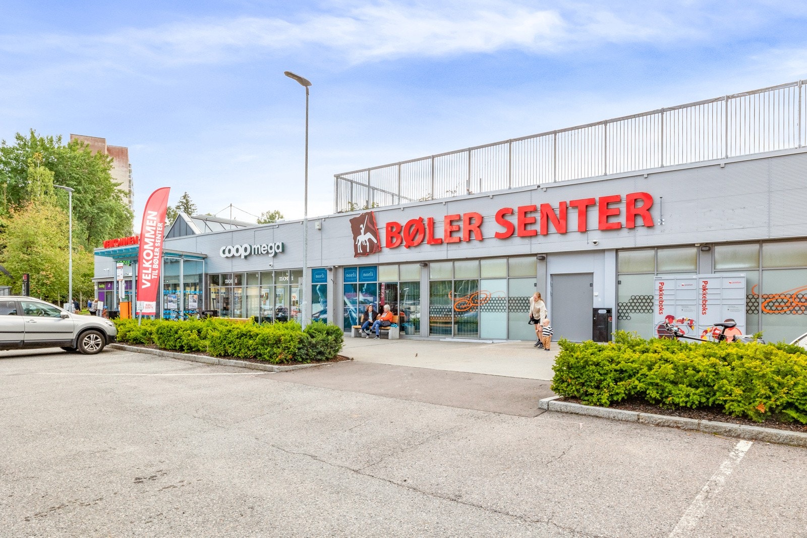 Fra boligen er det 5 min. gange til Bøler senter med godt utvalg i forretninger og servicetilbud, inkludert bibliotek, vinmonopol og apotek Galleribilde