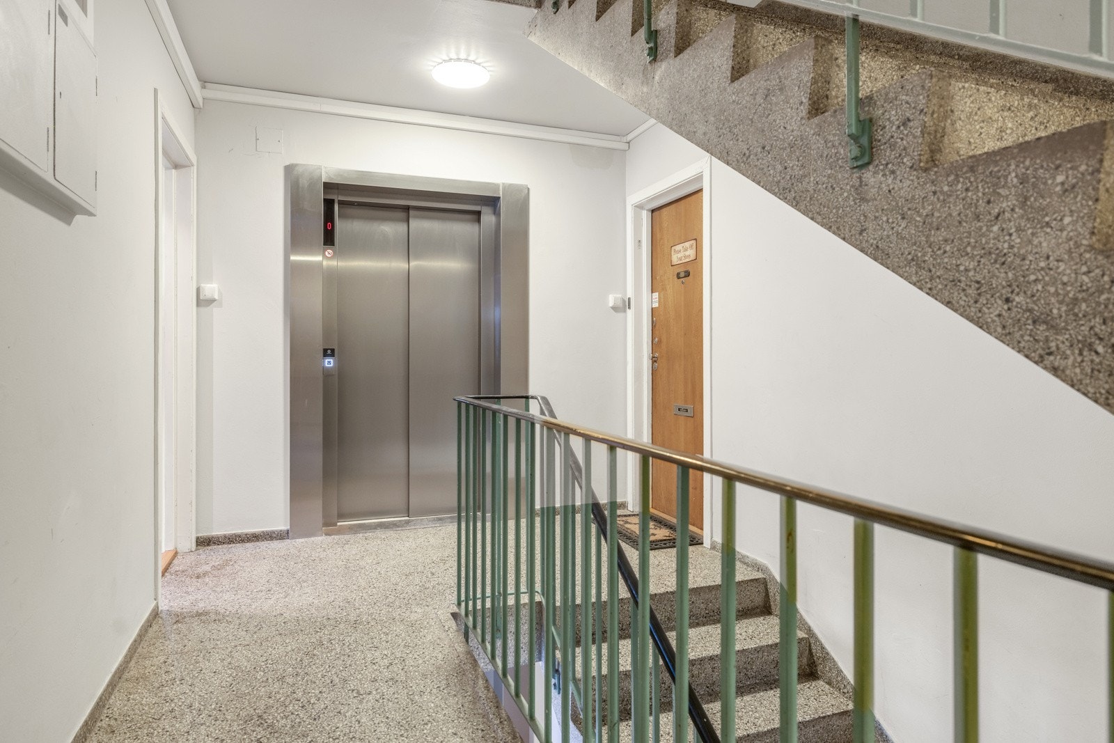 Boligen er beliggende i høy første etasje med heisadkomst Galleribilde