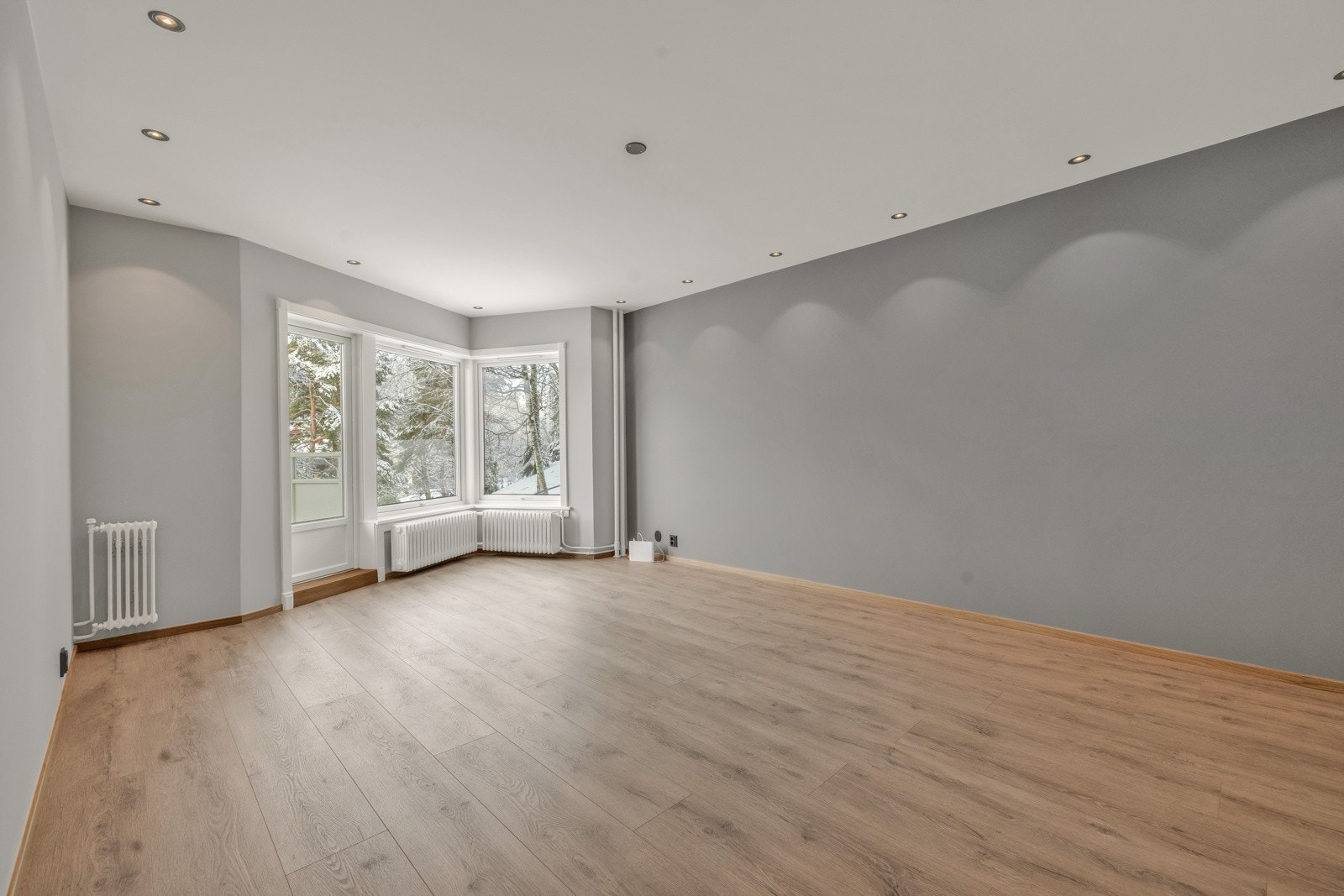 Boligen fremstår som moderne og tidsriktig. Pusset opp i 2023 med bl.a. nymalte overflater i smakfulle fargevalg og laminatgulv Galleribilde