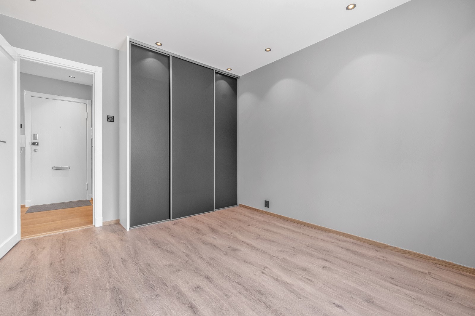 Innredet med en skyvedørsgarderobe Galleribilde