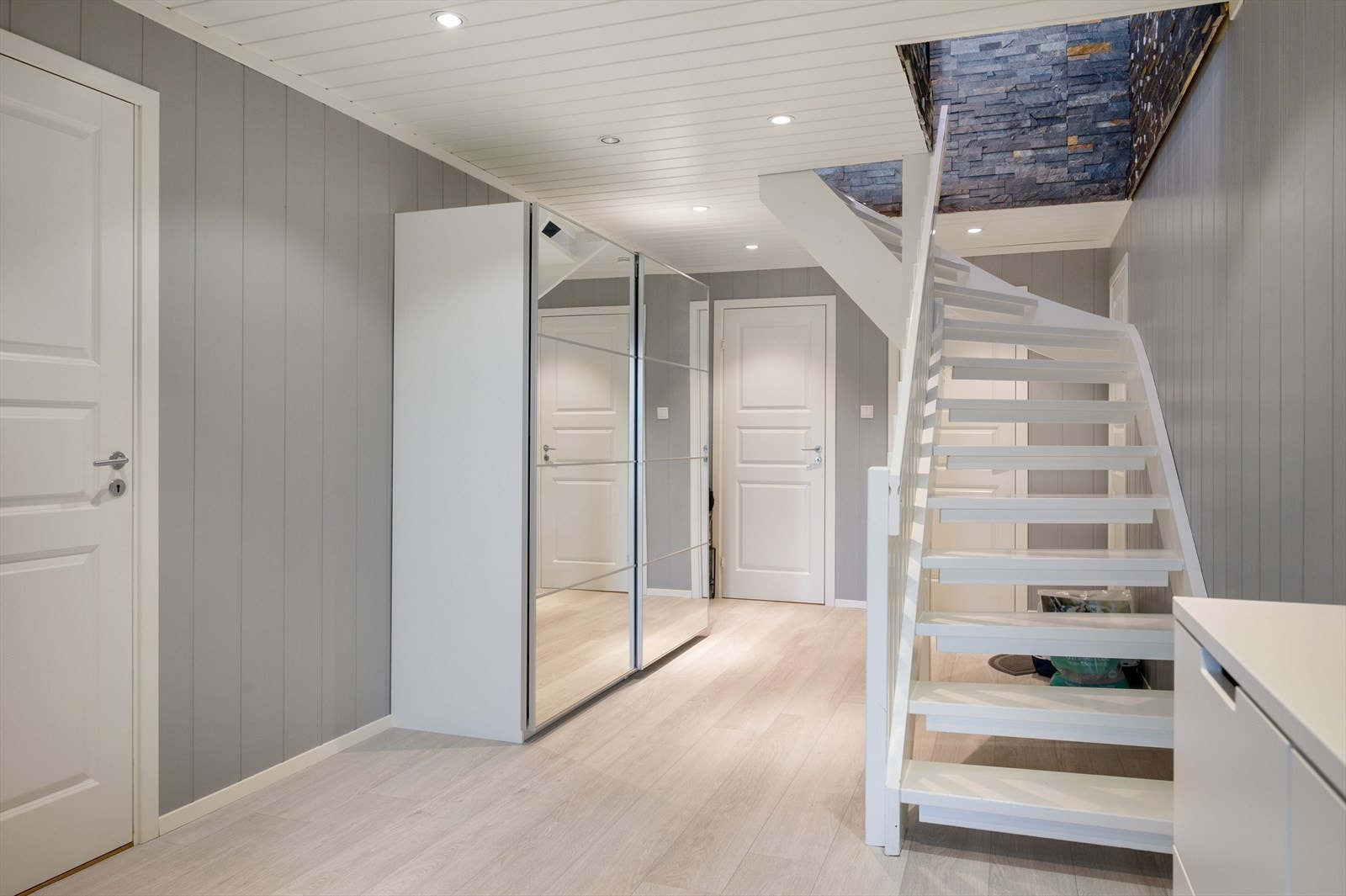Romslig hall Galleribilde