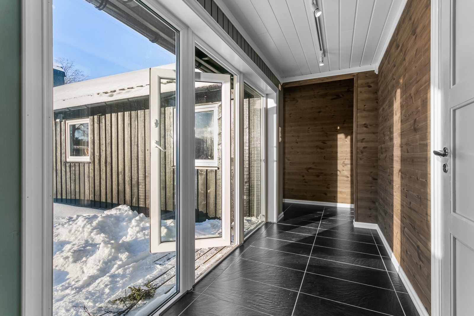 Gangen har egen utgang. Galleribilde