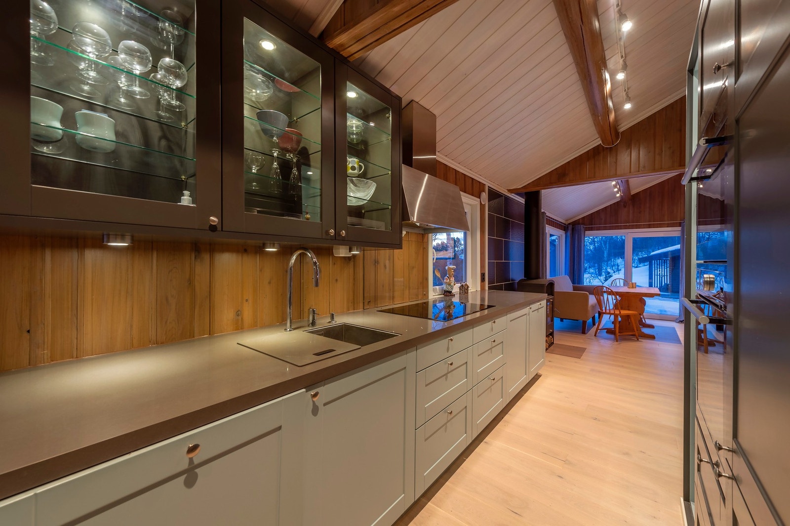 Åpen stue- og kjøkkenløsning som skaper flere soner til rommet. Galleribilde