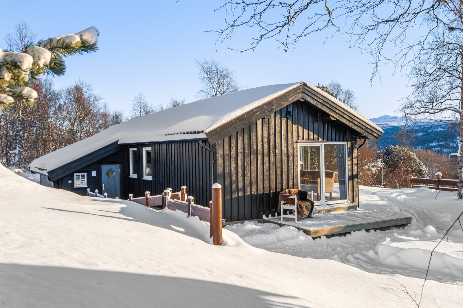 Hytten inneholder blant annet fem soverom og åpen stue - og kjøkkenløsning. Galleribilde