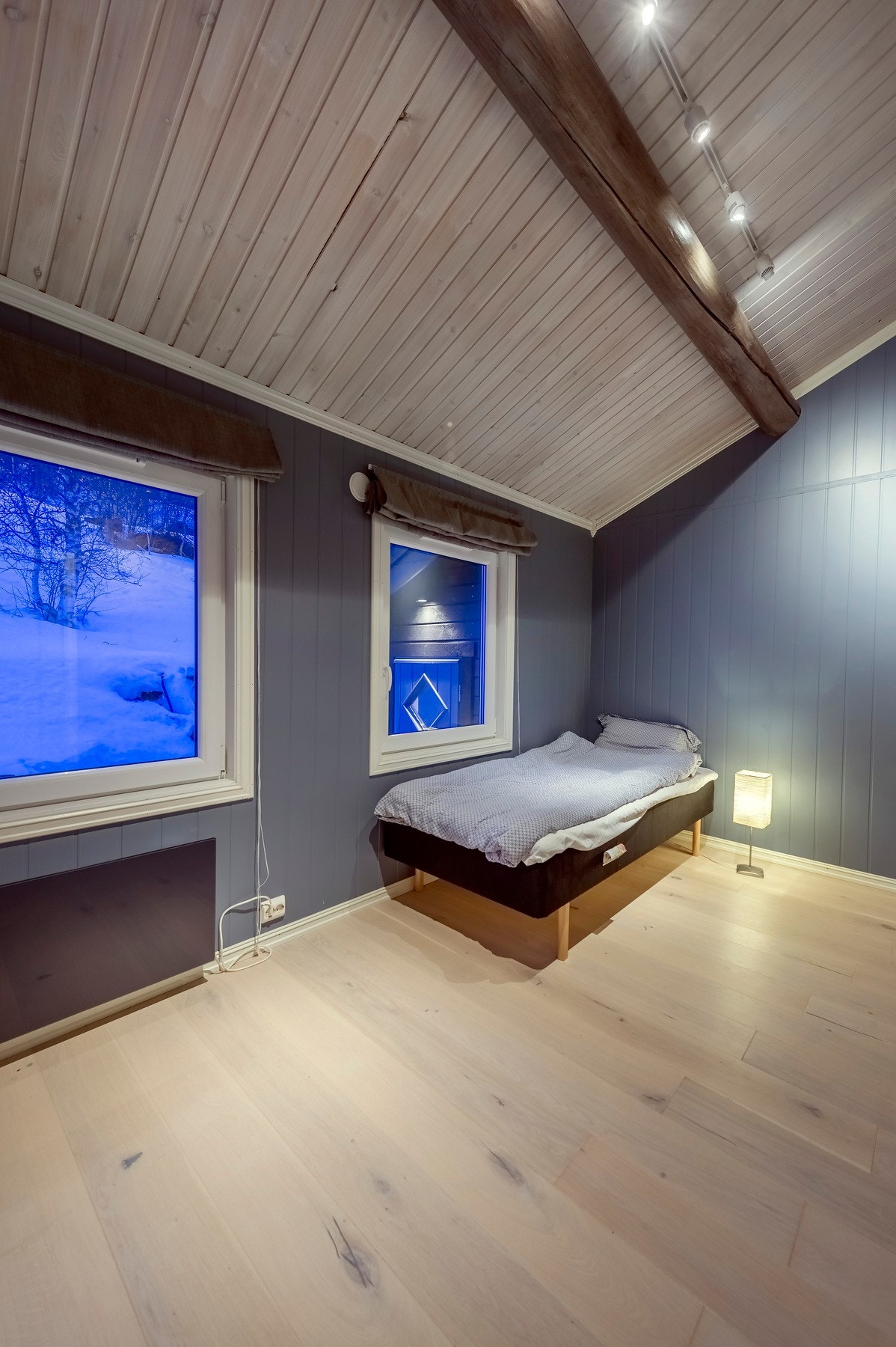 God plass til dobbeltseng og diverse møblement. Galleribilde