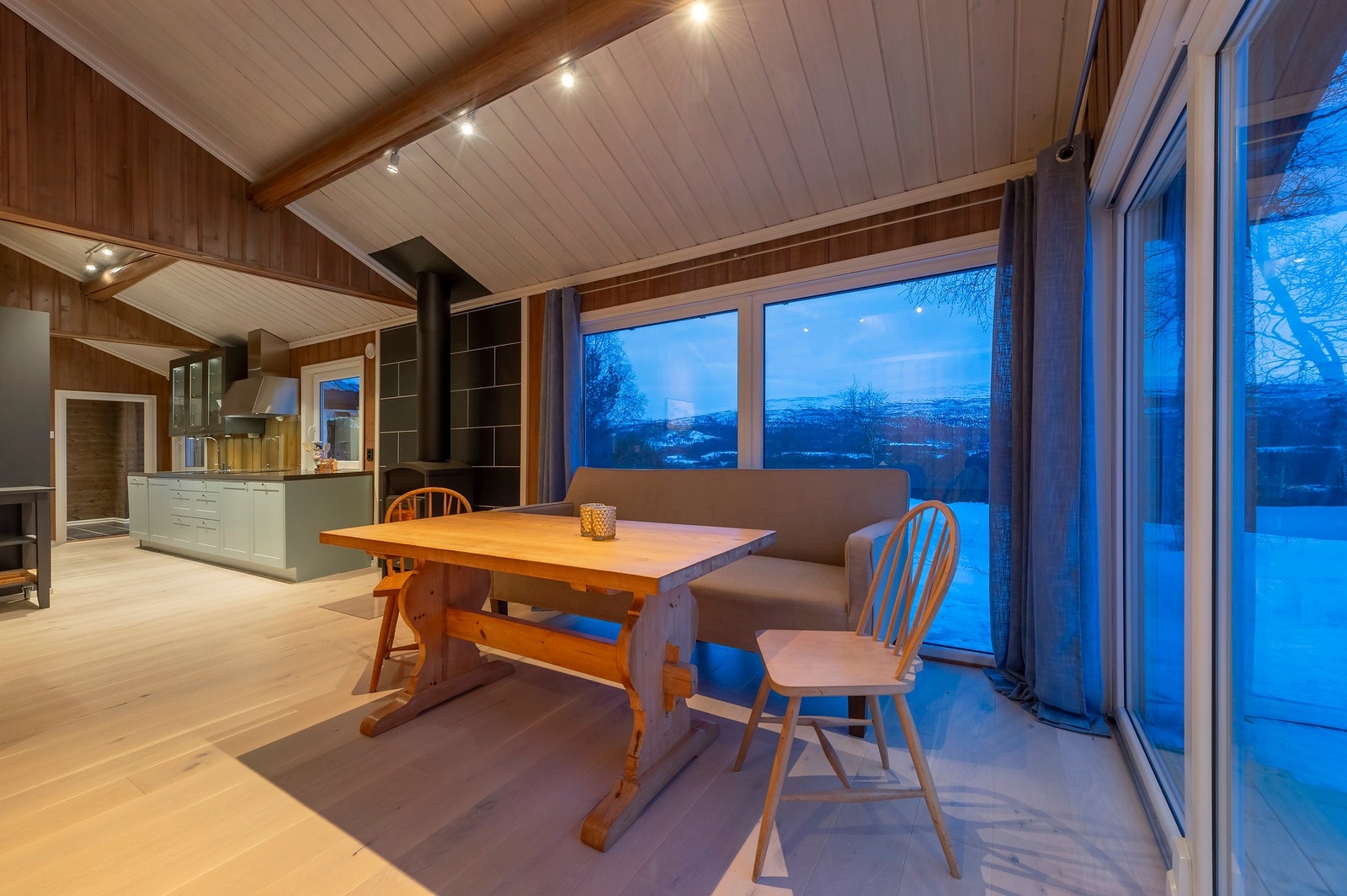 Spisebordet finner sin naturlige plassering ved kjøkken-sone. Galleribilde