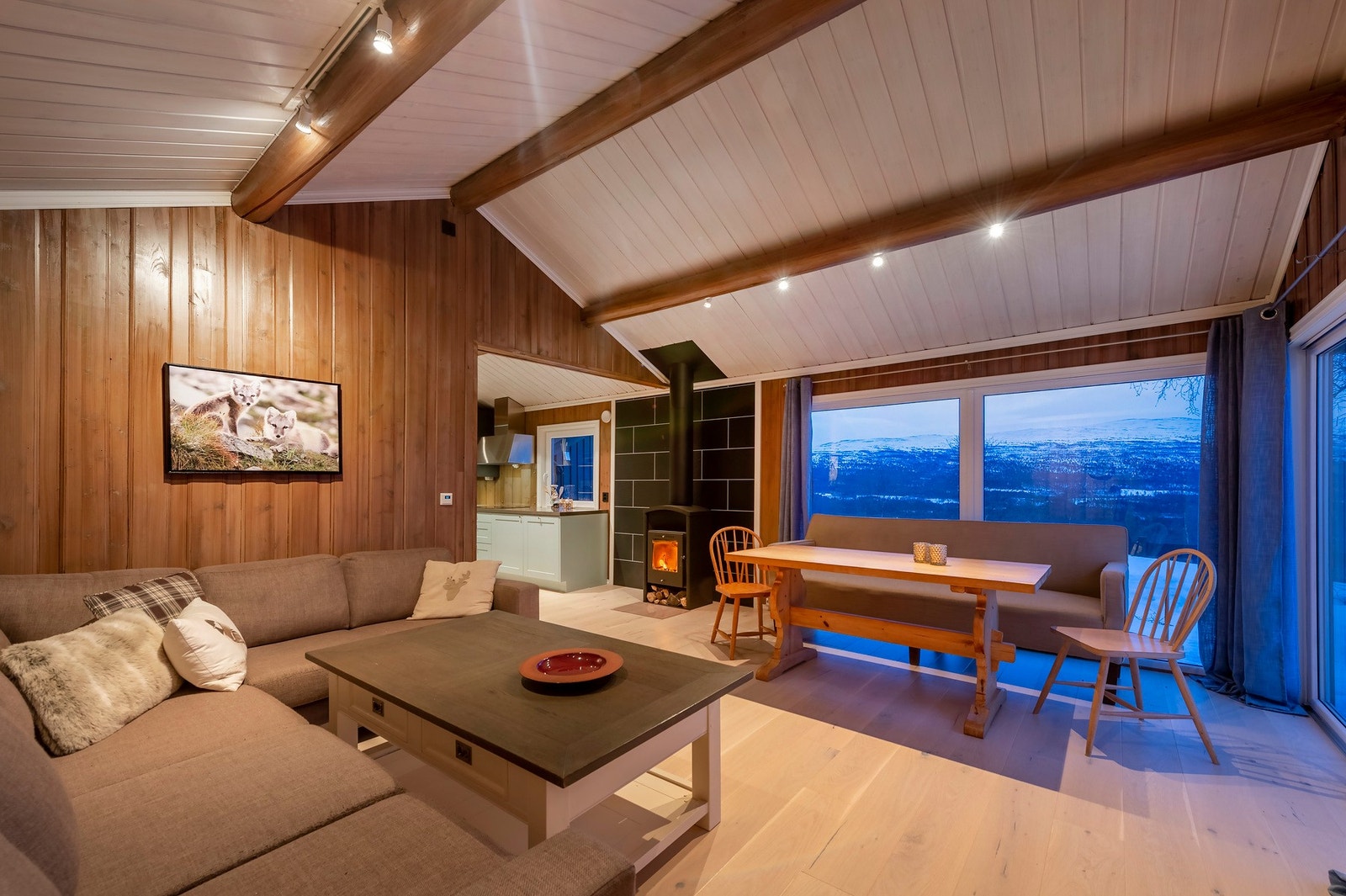 Lekker stue med gode møbleringsmuligheter. Galleribilde