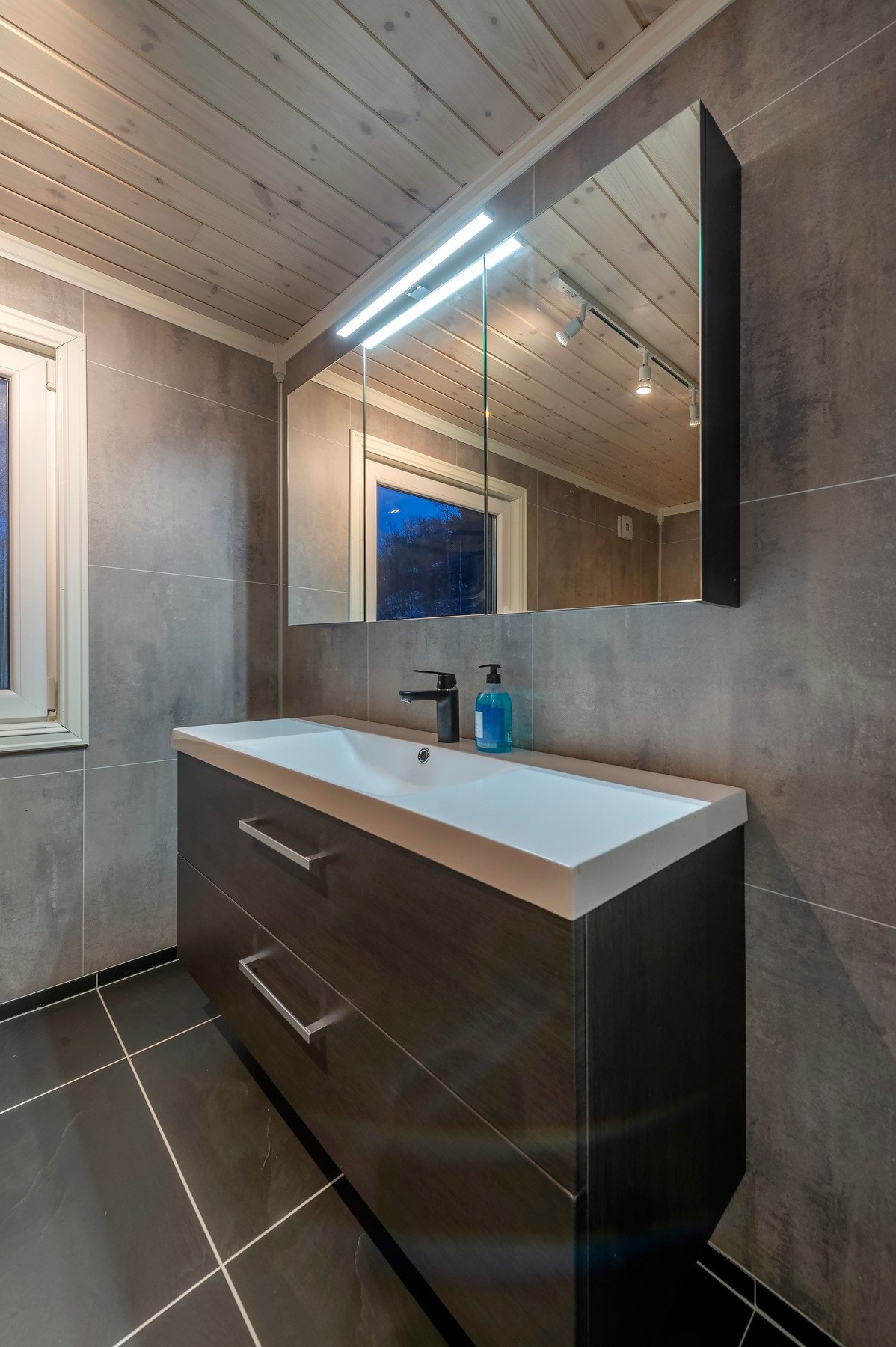 Badet er også innredet med blant annet servant på underskap og speil. Galleribilde