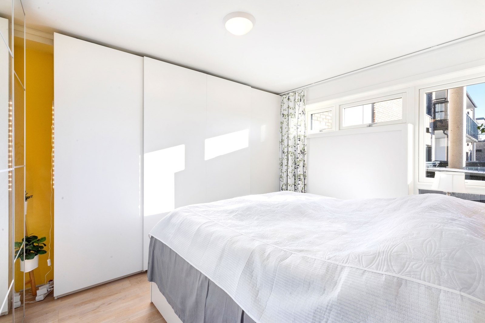 Soverom med stor skyvedørsgarderobe Galleribilde
