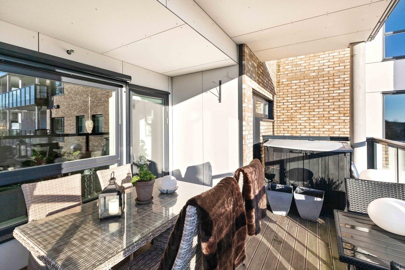 Romslig balkong med plass til sittegruppe og grill Galleribilde