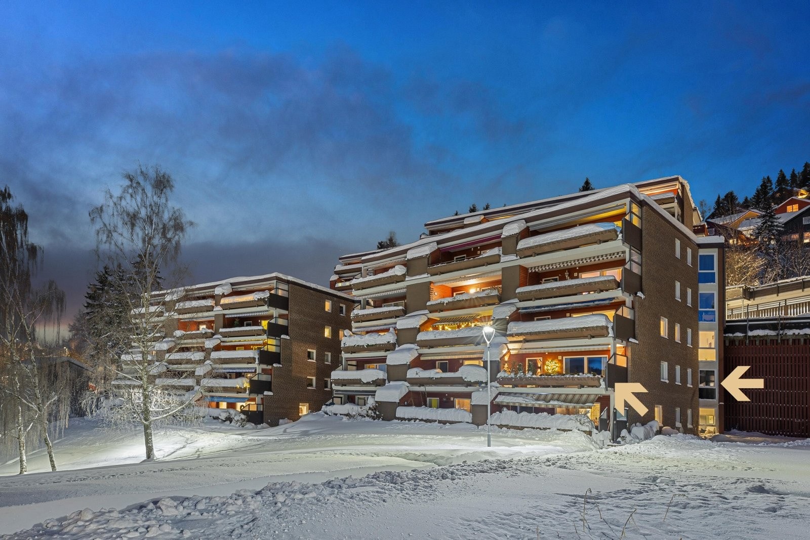 I tillegg til nærhet til Sandvika by og Bærums verk handelssenter ligger Helset vakkert til med nærhet til både skogkledde åser og vann, som gir muligheten til å nyte friluftsliv og naturopplevelser Galleribilde