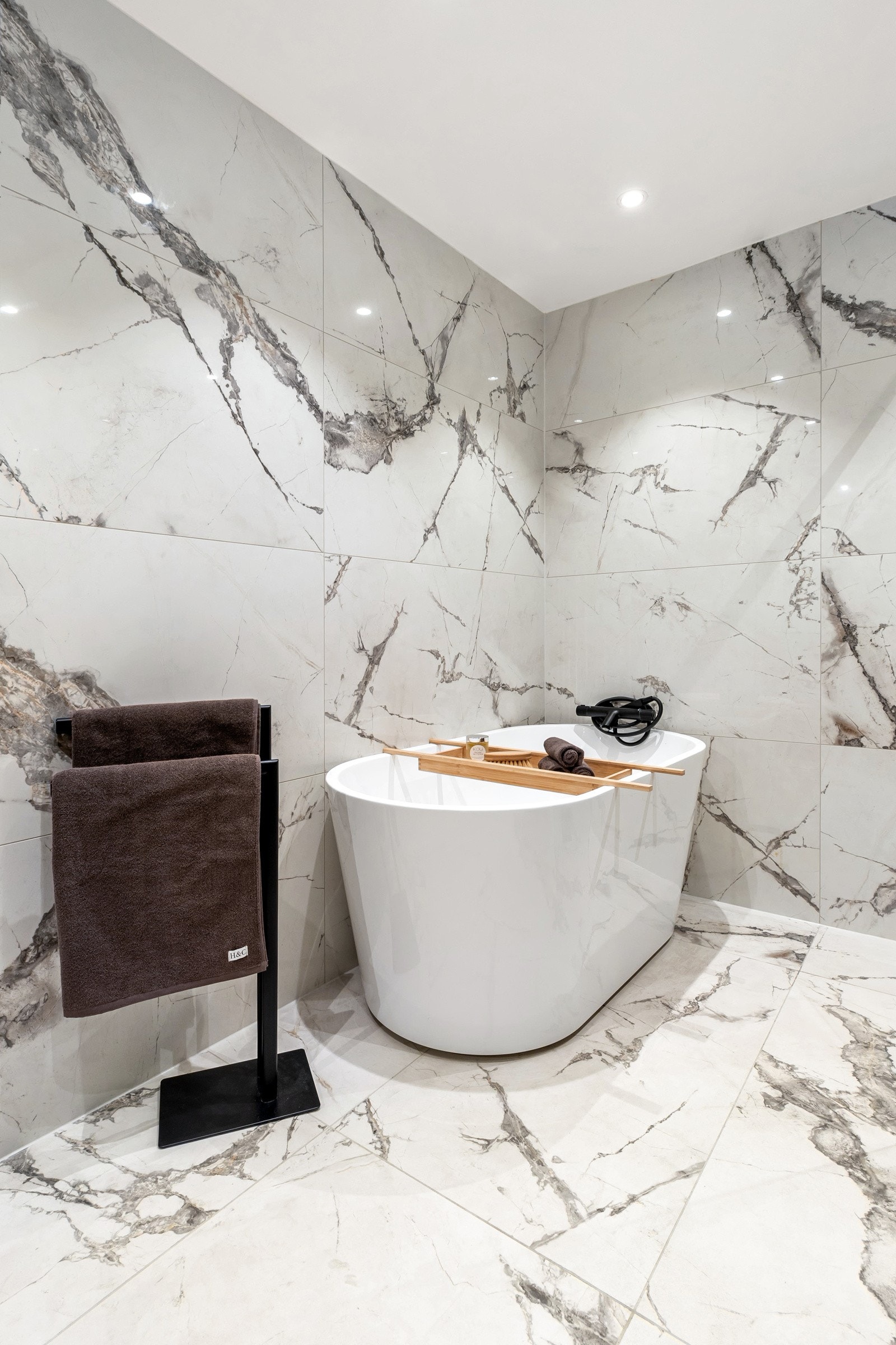 Videre har badet gulvvarme, toalett, glassvegg ved dusj og opplegg for vaskemaskin og tørketrommel Galleribilde