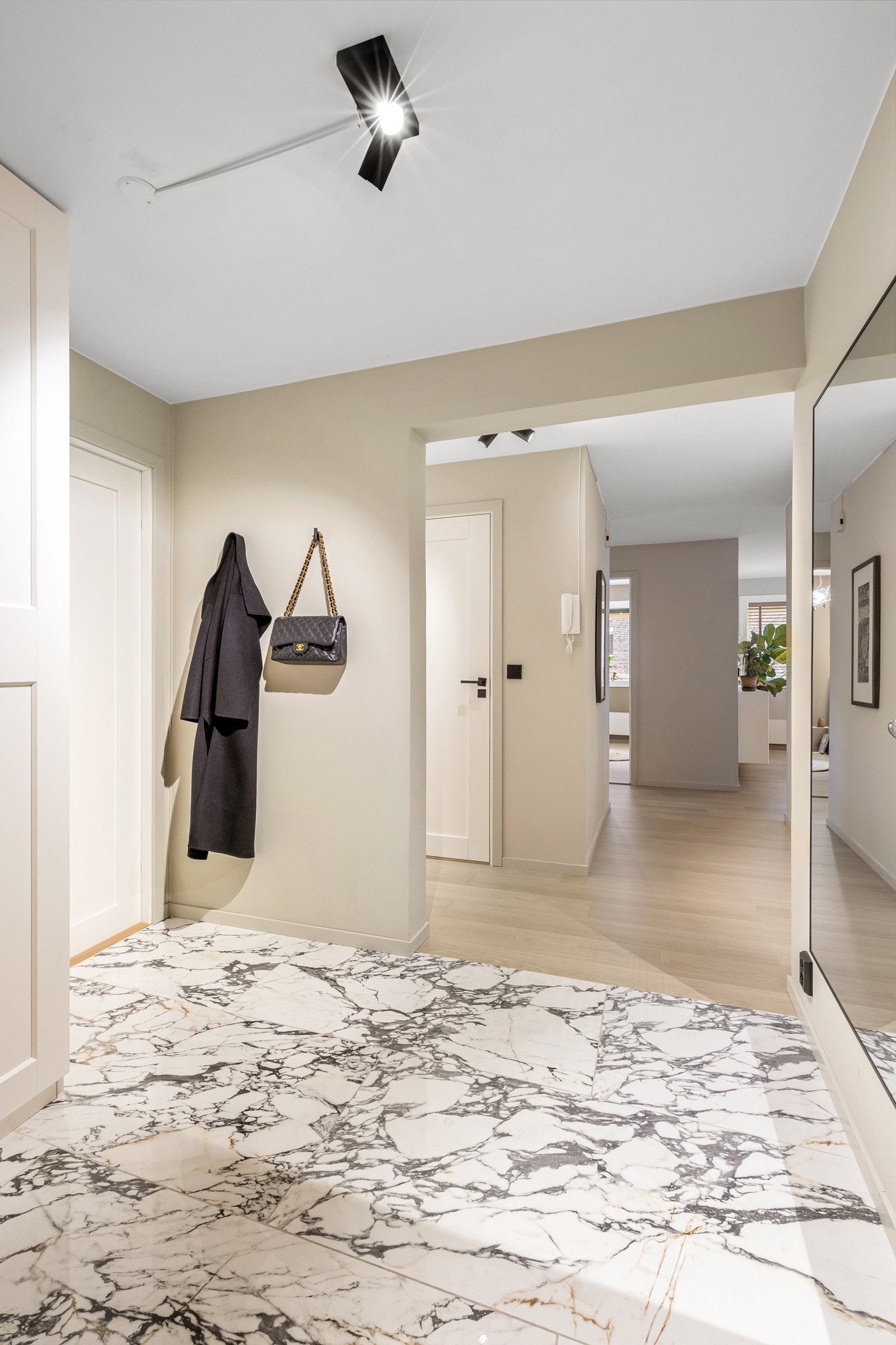 Det er god plass til det man måtte ønske av entrémøblement og adkomst til et romslig omkledningsrom Galleribilde