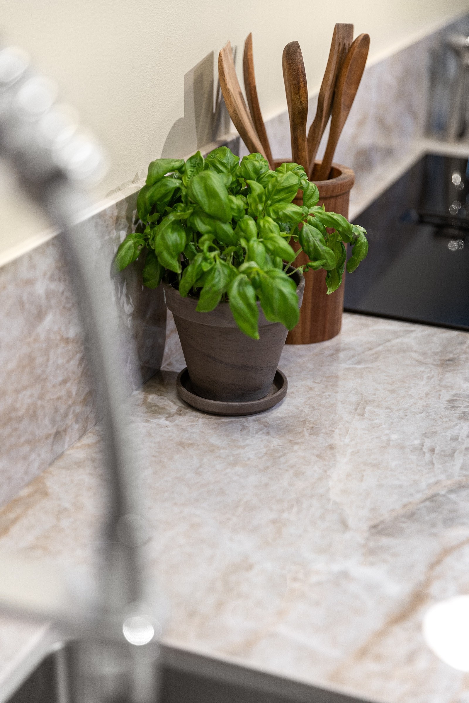 Det hele kompletteres med nydelig og eksklusiv benkeplate i Dekton (Taga) fra Steinriket, med nedfeldt vask Galleribilde
