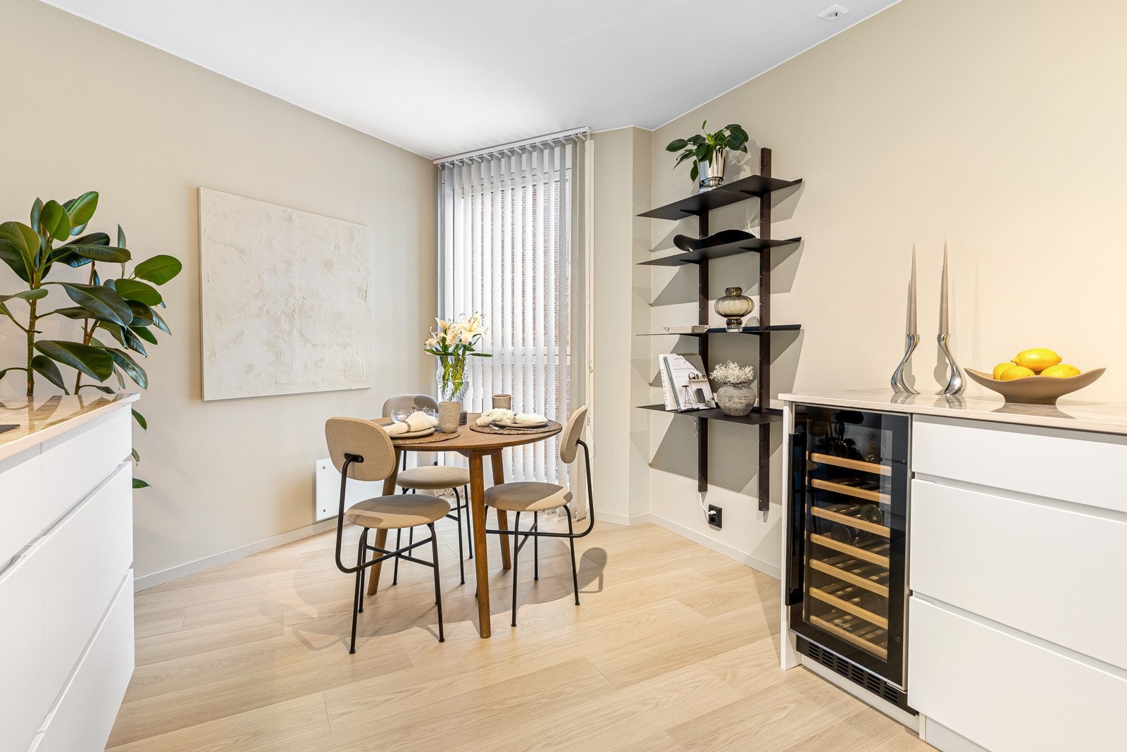 Innredningen har en lekker design med god benke- og skapplass. Det er gjennomtenkt med praktiske løsninger Galleribilde