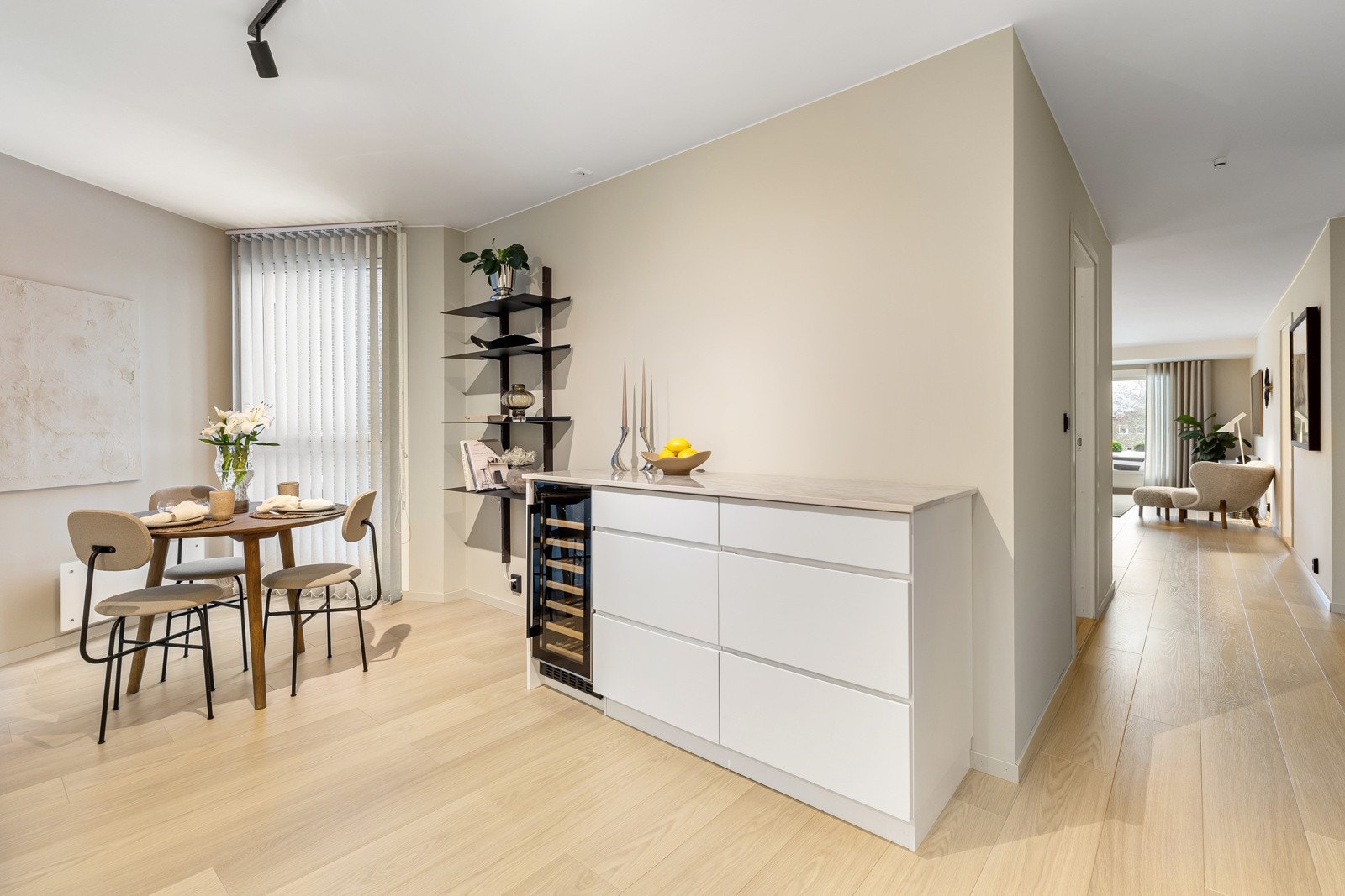 Det lekre Kvik-kjøkkenet var nytt i 2021 og ligger adskilt fra stuen. Det er godt med plass til et spisebord her og Galleribilde