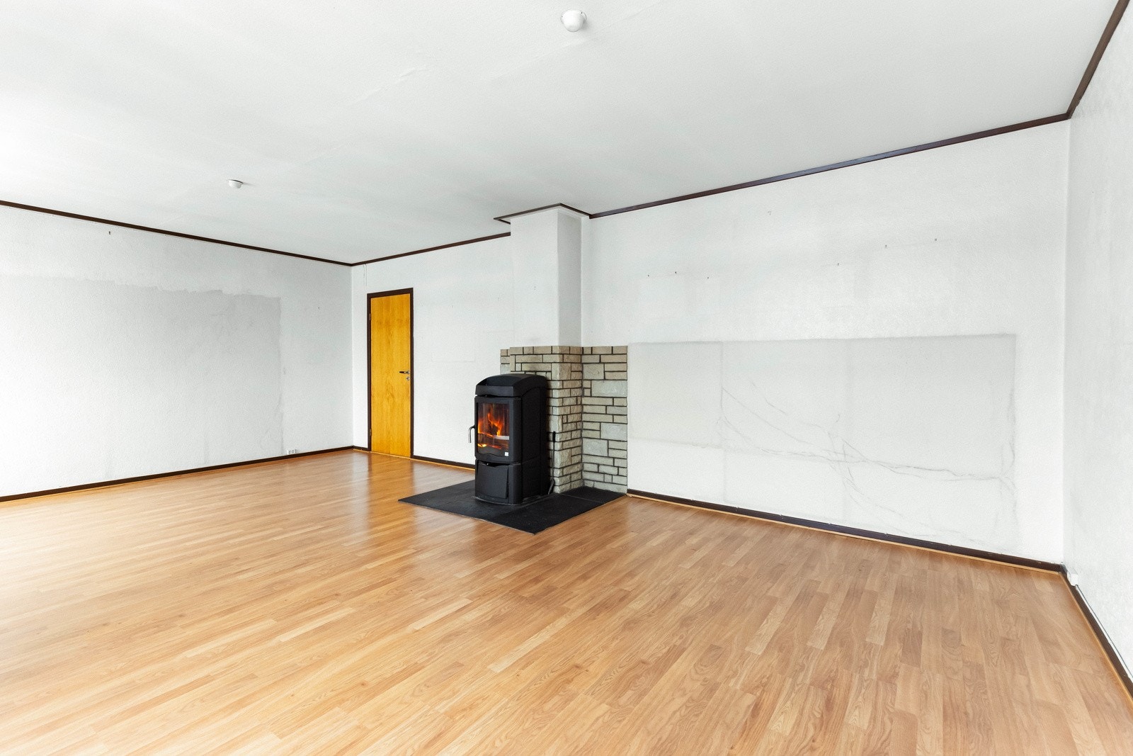 Den romslige stuen gir gode muligheter for en stor spisegruppe. Galleribilde
