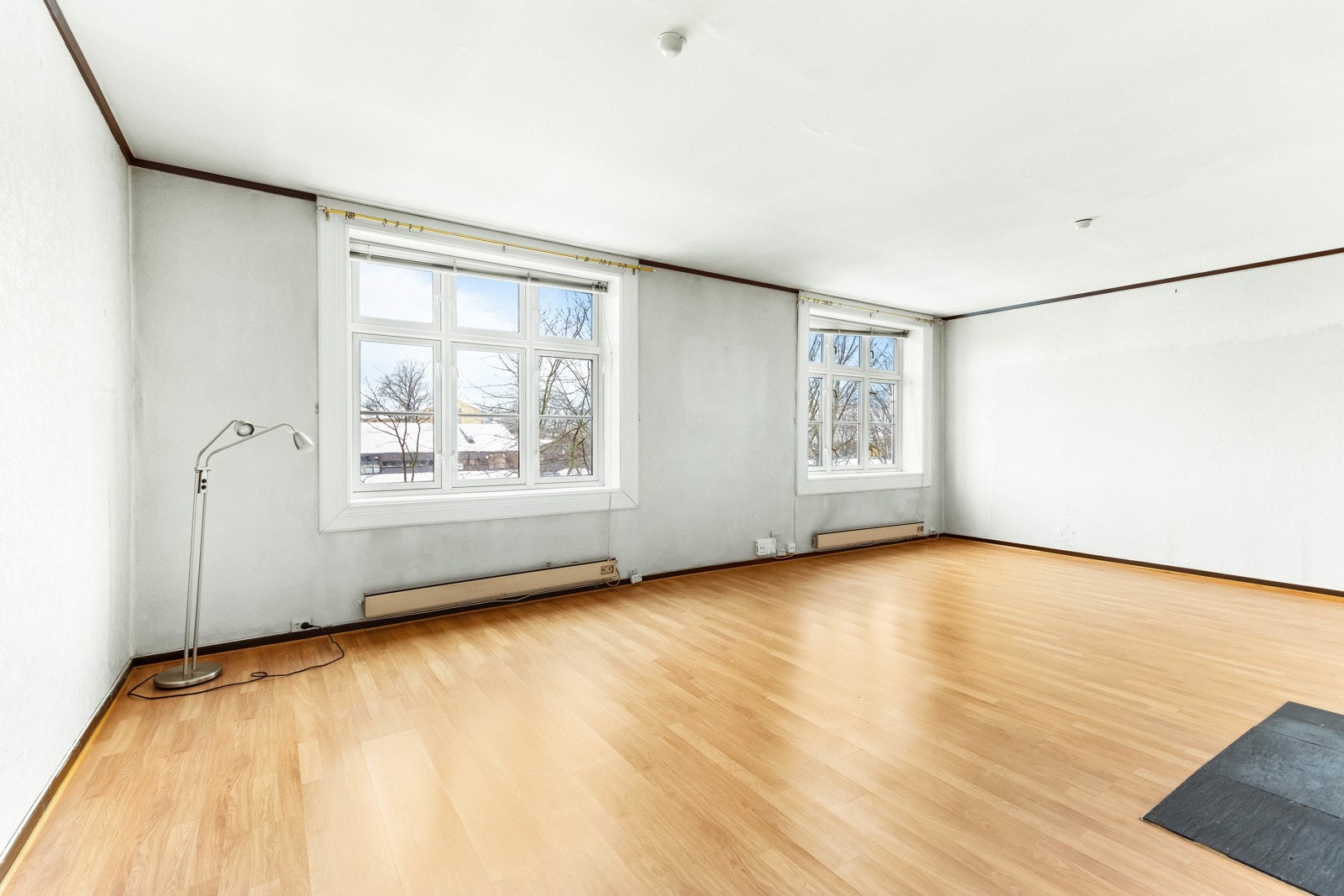 Stuen er av svært god størrelse og har plass til sofaseksjon og diverse møblement Galleribilde