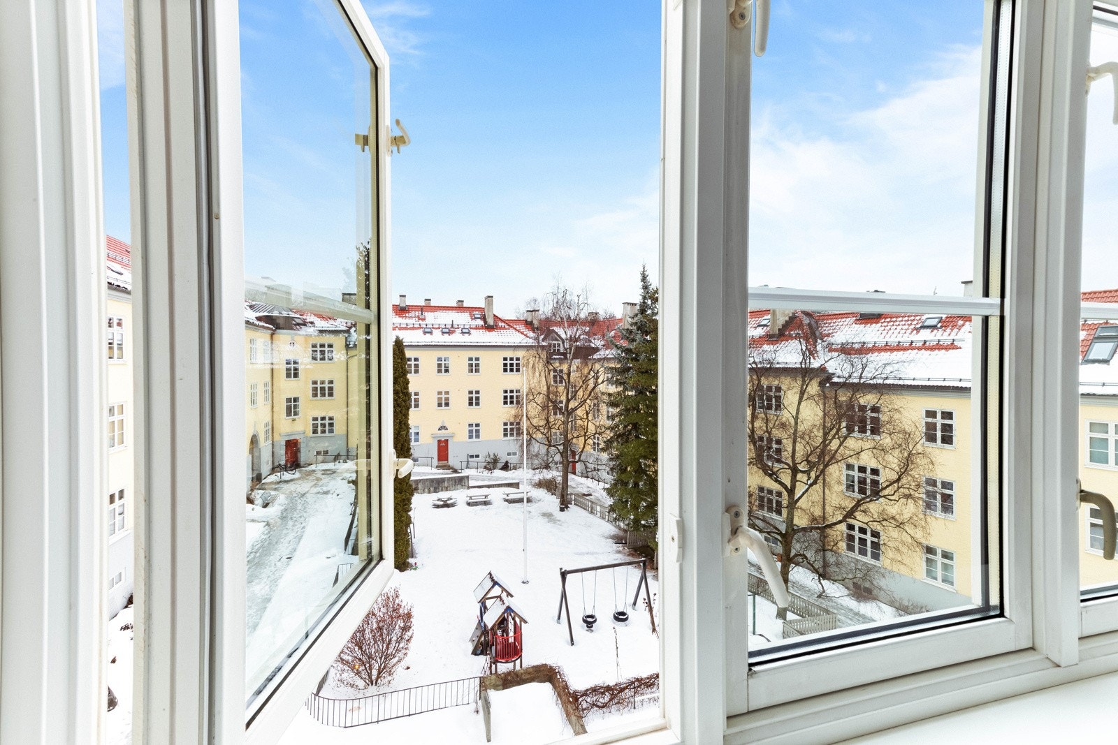 Fra stuen har du utsikt over den populære og Idylliske bakgården. Galleribilde