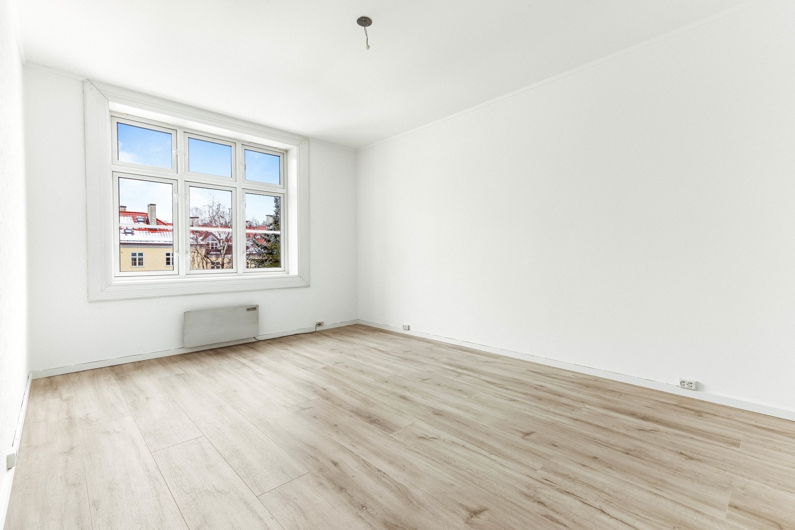 Stort soverom av generøs størrelse med god plass til dobbeltseng med tilhørende nattbord. Galleribilde