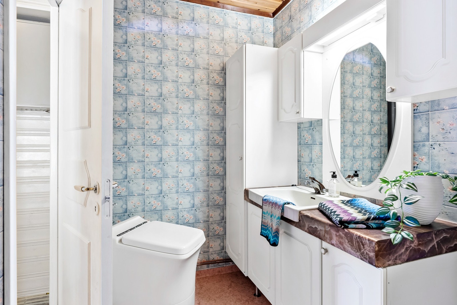 Toalettrom med romslig servantinnredning og Cinderella forbrenningstoalett. Galleribilde