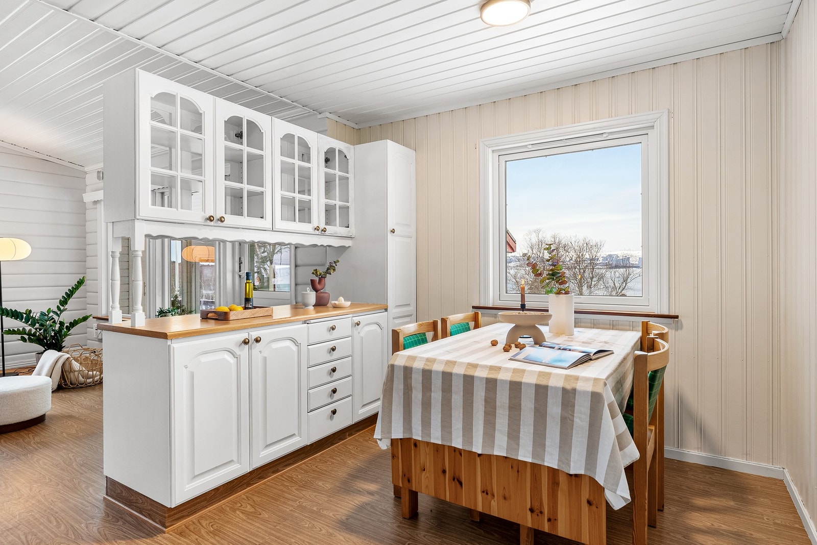 Rommet er på ca 10,3 kvm og har fint plass til et spisebord ved utsikten. Galleribilde