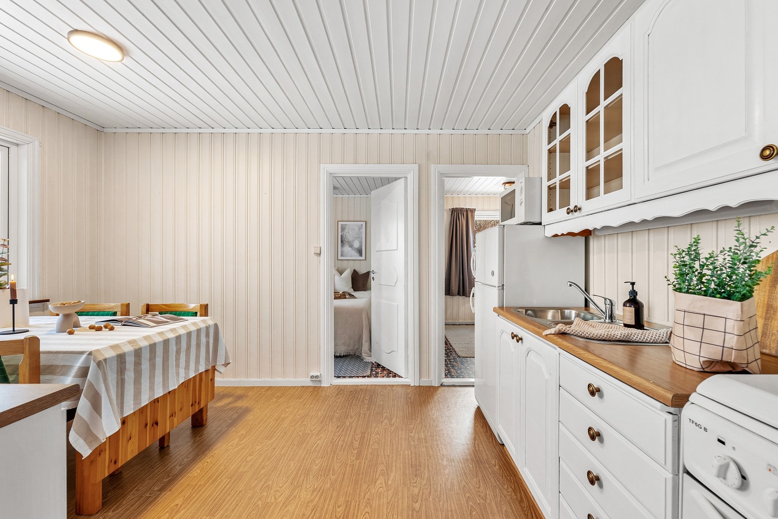 Begge soverommene ligger i bakkant av kjøkkenet. Galleribilde