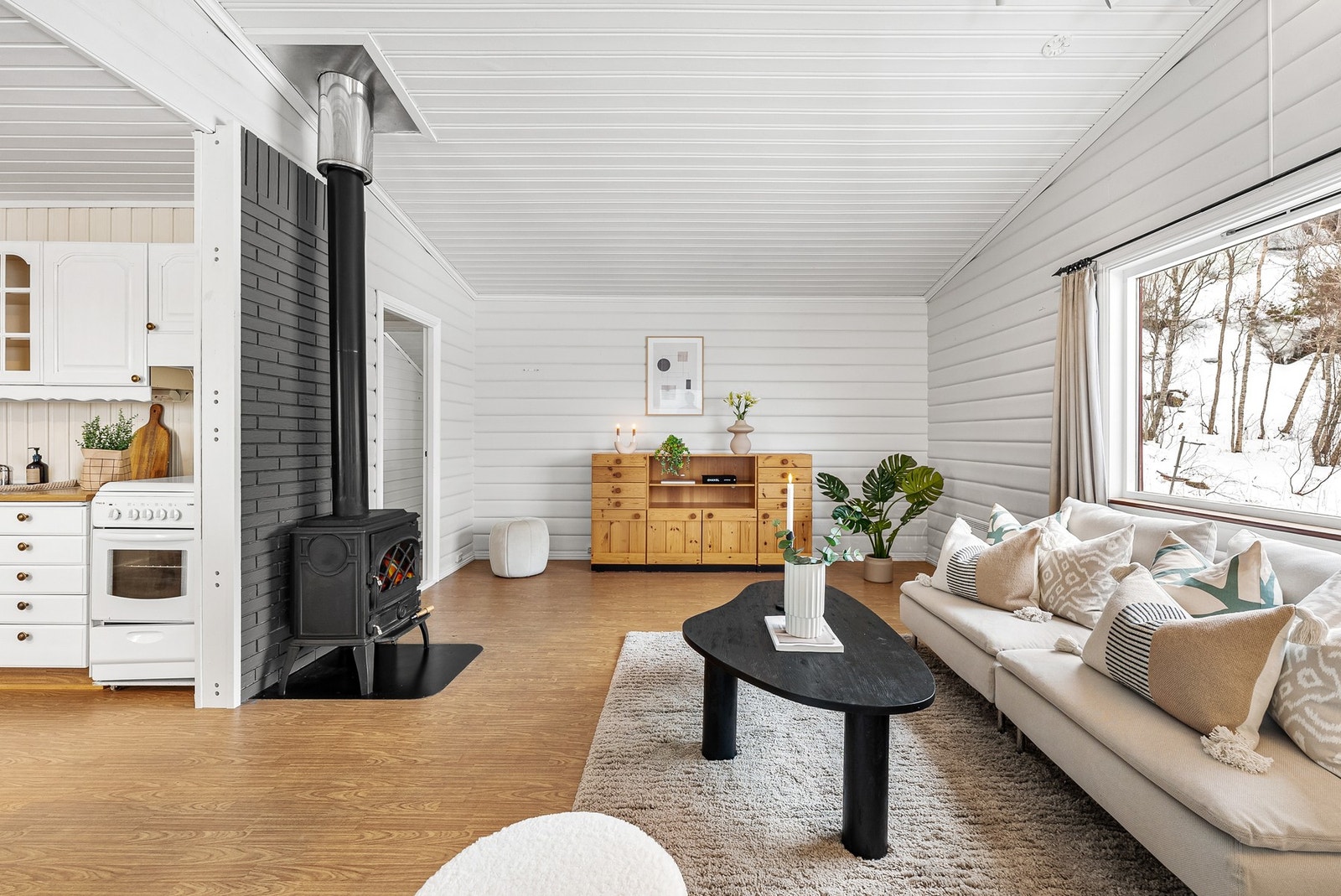 Eiendommen har innlagt strøm i hytta, på utebod, anneks og til lekestuen. Galleribilde