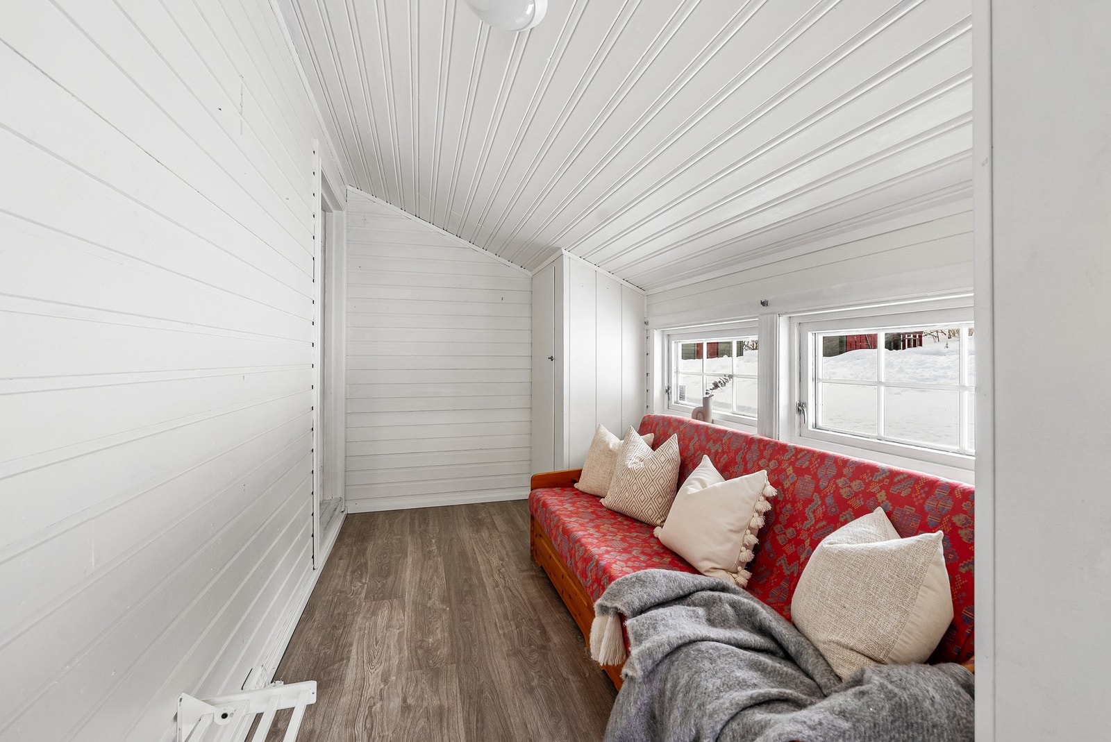 Entré og gang som gir et flott førsteinntrykk og har to skap med god plass til å oppbevare yttertøy og sko. Rommet kan også benyttes som gjesterom ved å bruke balkongen som entré. Galleribilde