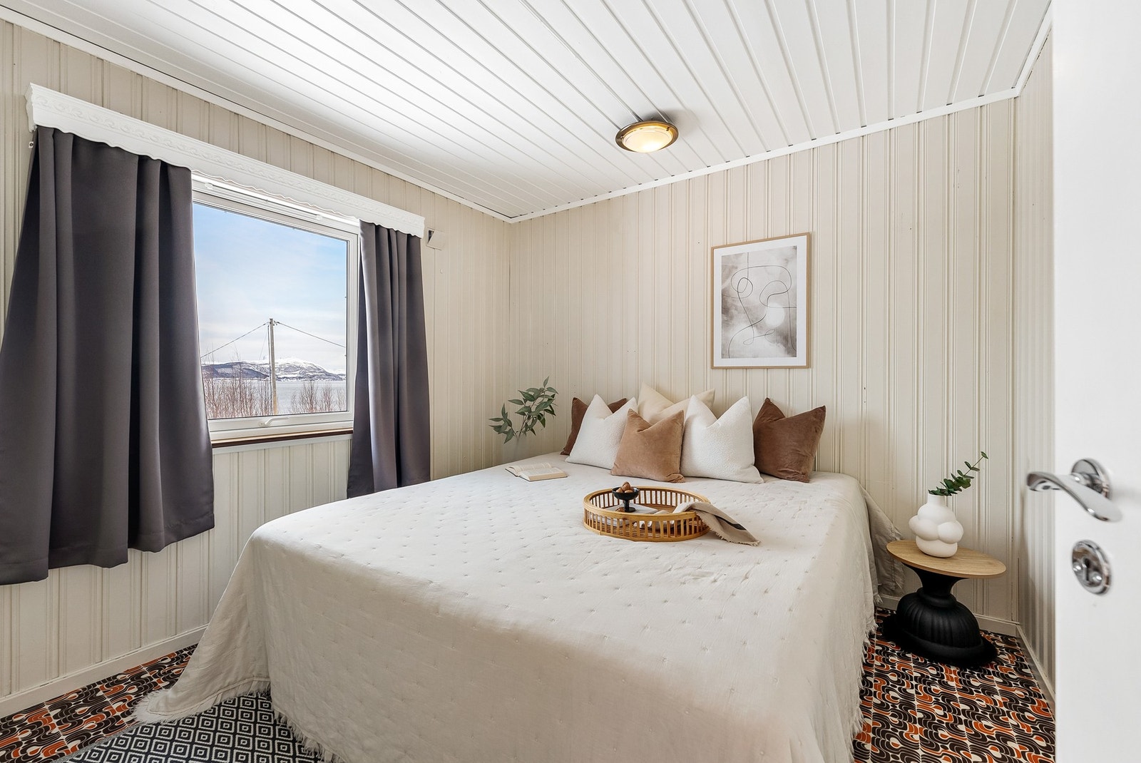 Hovedsoverommet er av god størrelse på sine nærmere 9 kvm, og kan enten innredes med dobbeltseng eller flere køyesenger ved behov for ytterligere soveplasser. Galleribilde