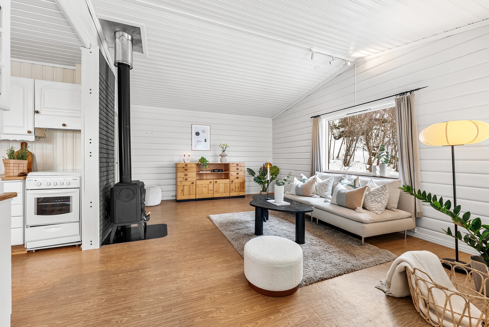 En lun og tradisjonell peisovn gir god oppvarming til hele hytta. Galleribilde