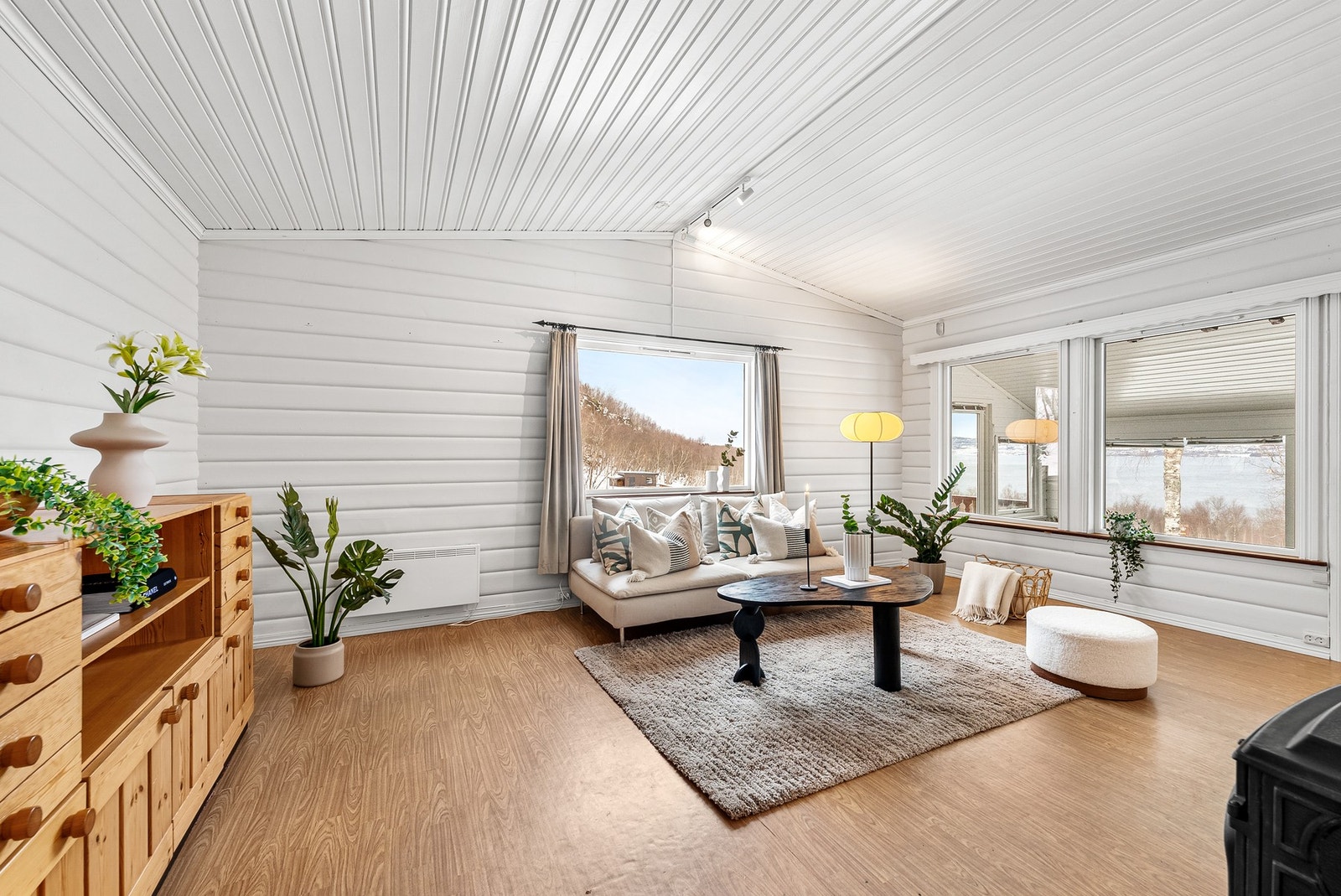 Lyse og delikate overflater kombinert med lunt trevirke, tradisjonelle detaljer og sjarmerende mønstre gir hytten en gjennomgående god atmosfære. Galleribilde