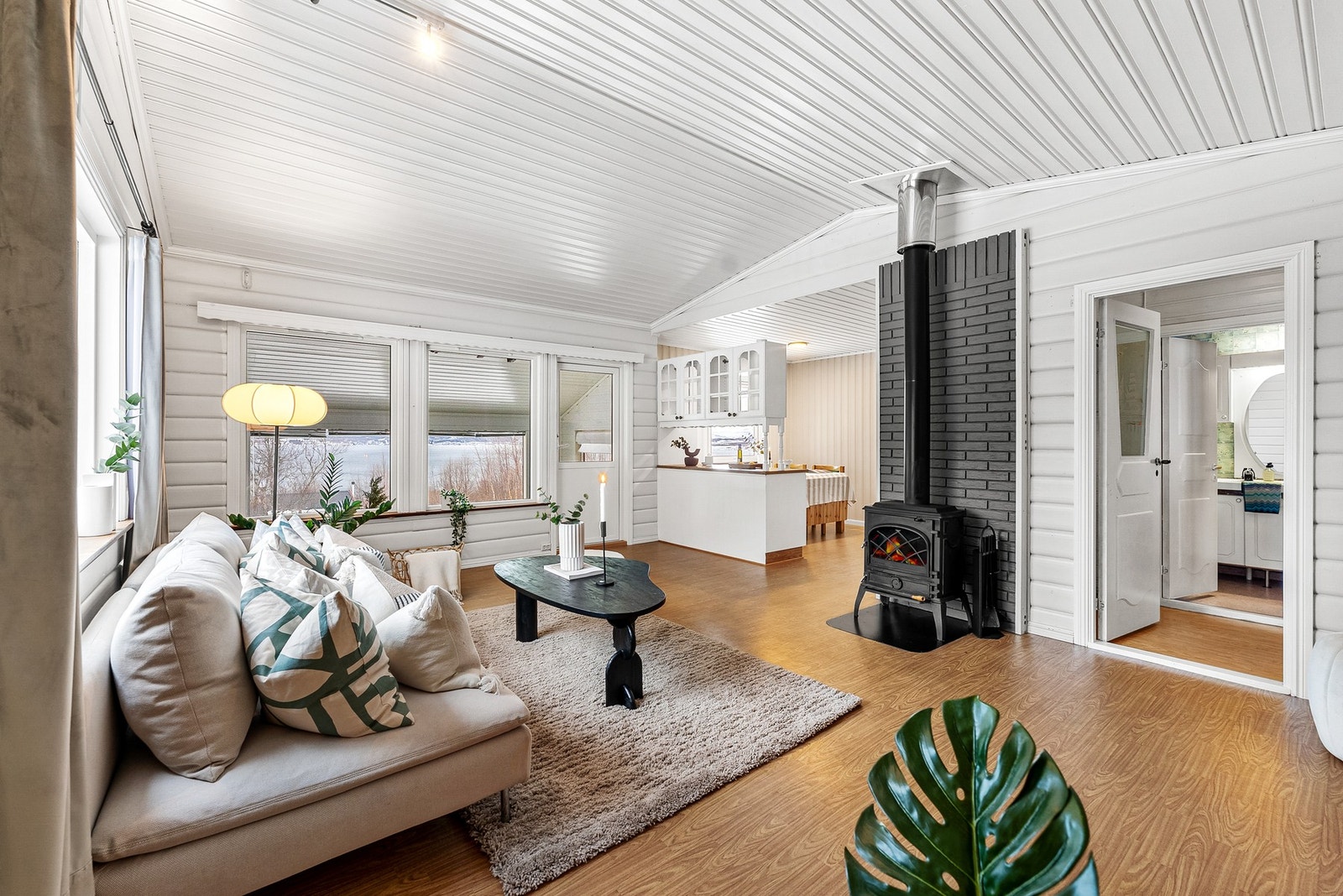 Oppholdsrommet er på ca. 33 kvm, derav stuen utgjør 23 kvm, med store vindusflater mot nord og vest som gir fantastisk utsikt over Saltenfjorden. Fra stuen har du også utgang til balkong/hagestue. Galleribilde