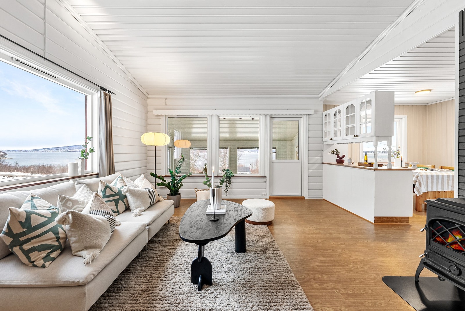 Hytten består av en åpen stue- og kjøkkenløsning med god takhøyde, to soverom, toalettrom/bad/bod, gang/entré og innebygd balkong. De fleste overflater, samt kjøkkeninnredning, er oppmalt i nyere tid. Galleribilde