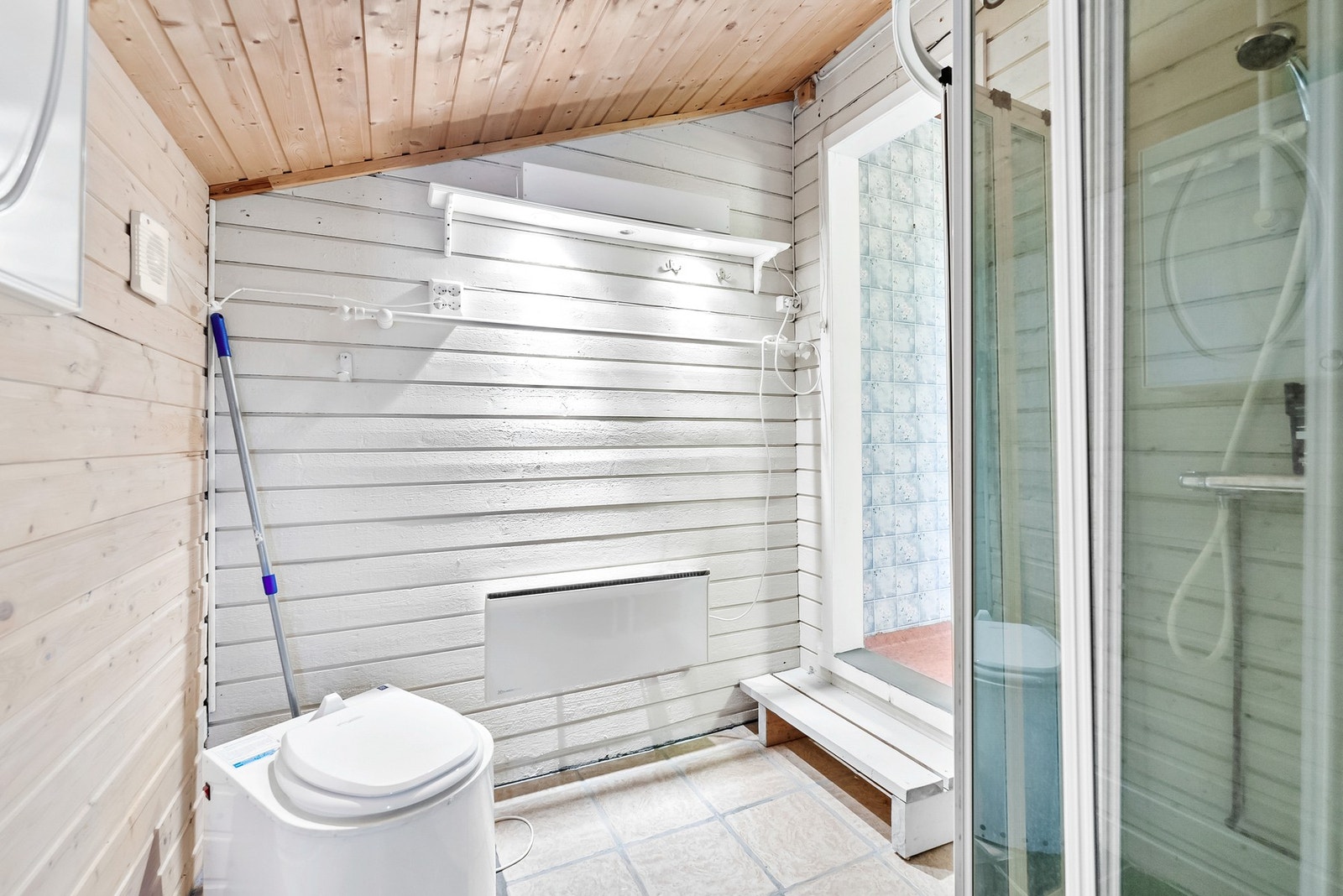 Dusjrom/bod. Rommet er 4,6m langt og inneholder oppbevaringsløsninger, samt har egen utgang til hagen. Galleribilde