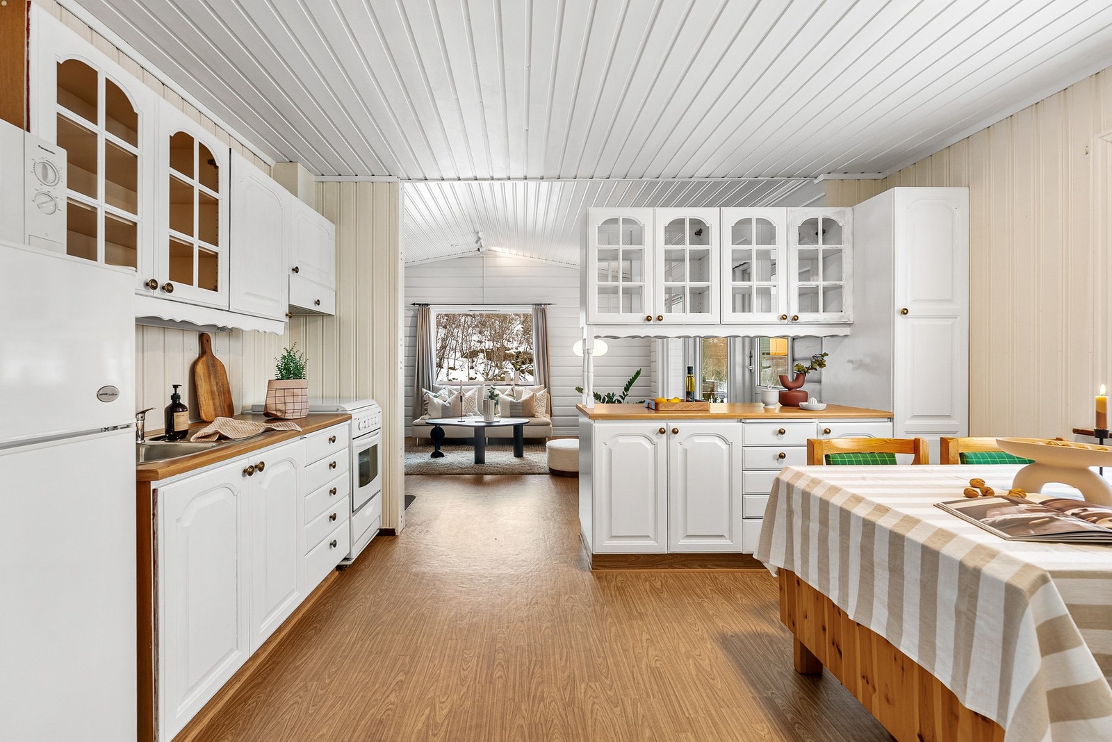 Kjøkkenet er av god størrelse, og innredning med profilerte fronter og vitrineskap. Det er innlagt sommervann til kran på kjøkkenet. Galleribilde