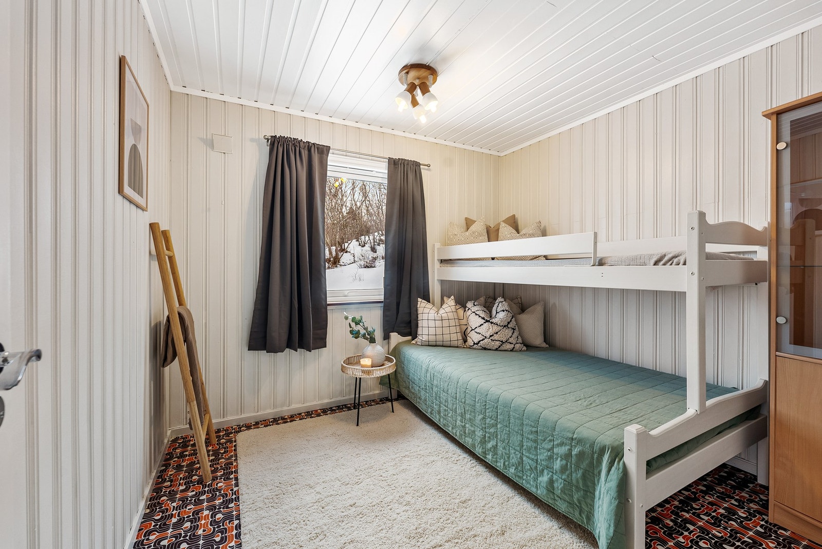 Det andre soverommet er på 7,4 kvm, i dag innredet med tre soveplasser. Galleribilde