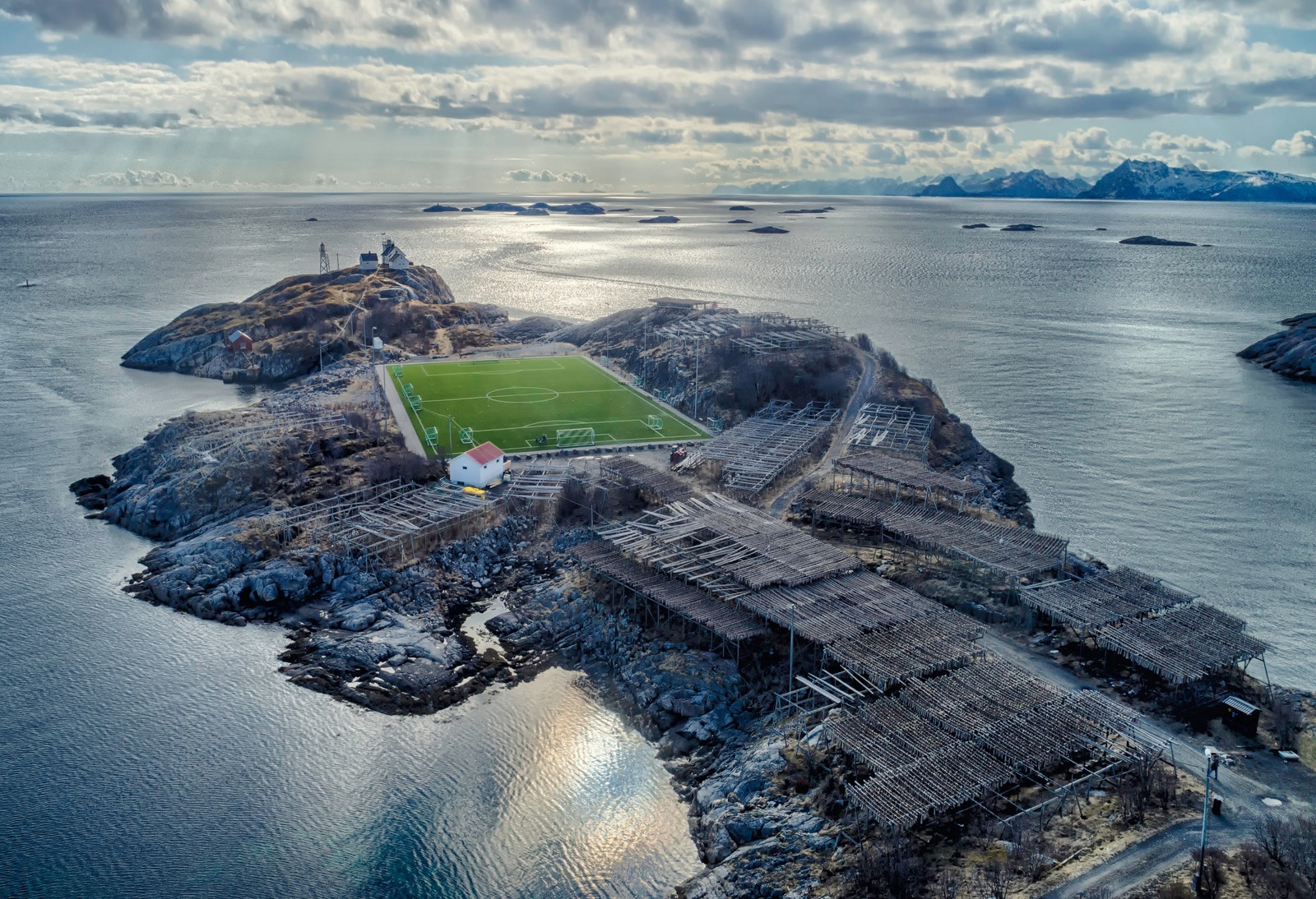 Dronebilde over Henningsvær fotballbane Galleribilde