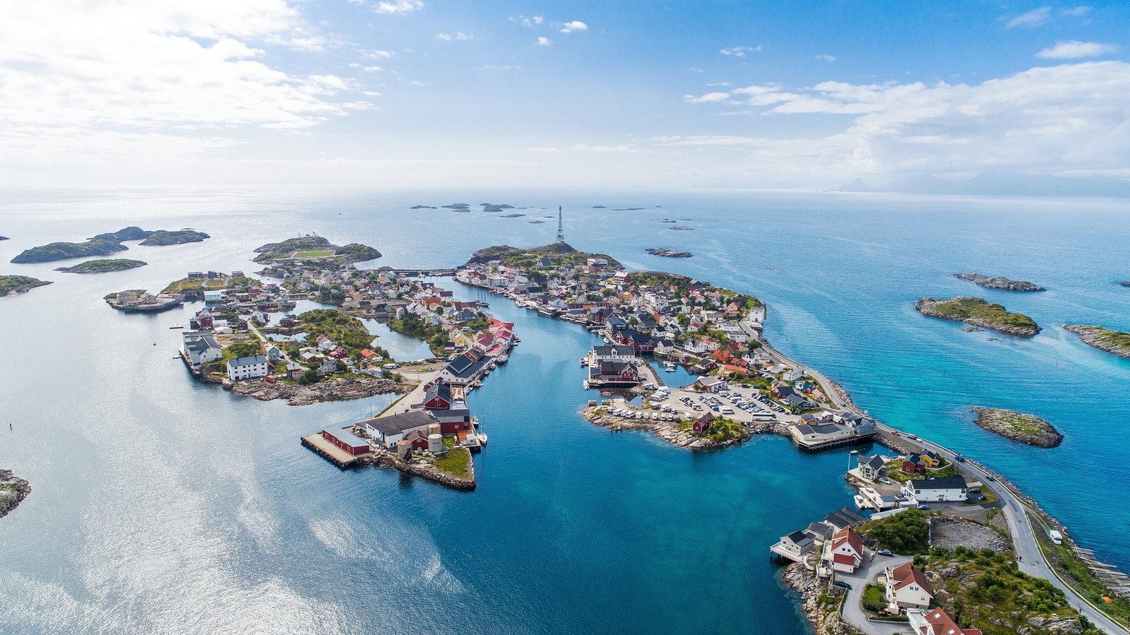 Eldre dronebilde av Henningsvær Galleribilde