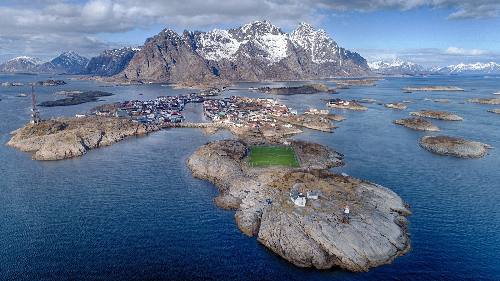 Eldre dronebilde av Henningsvær Galleribilde