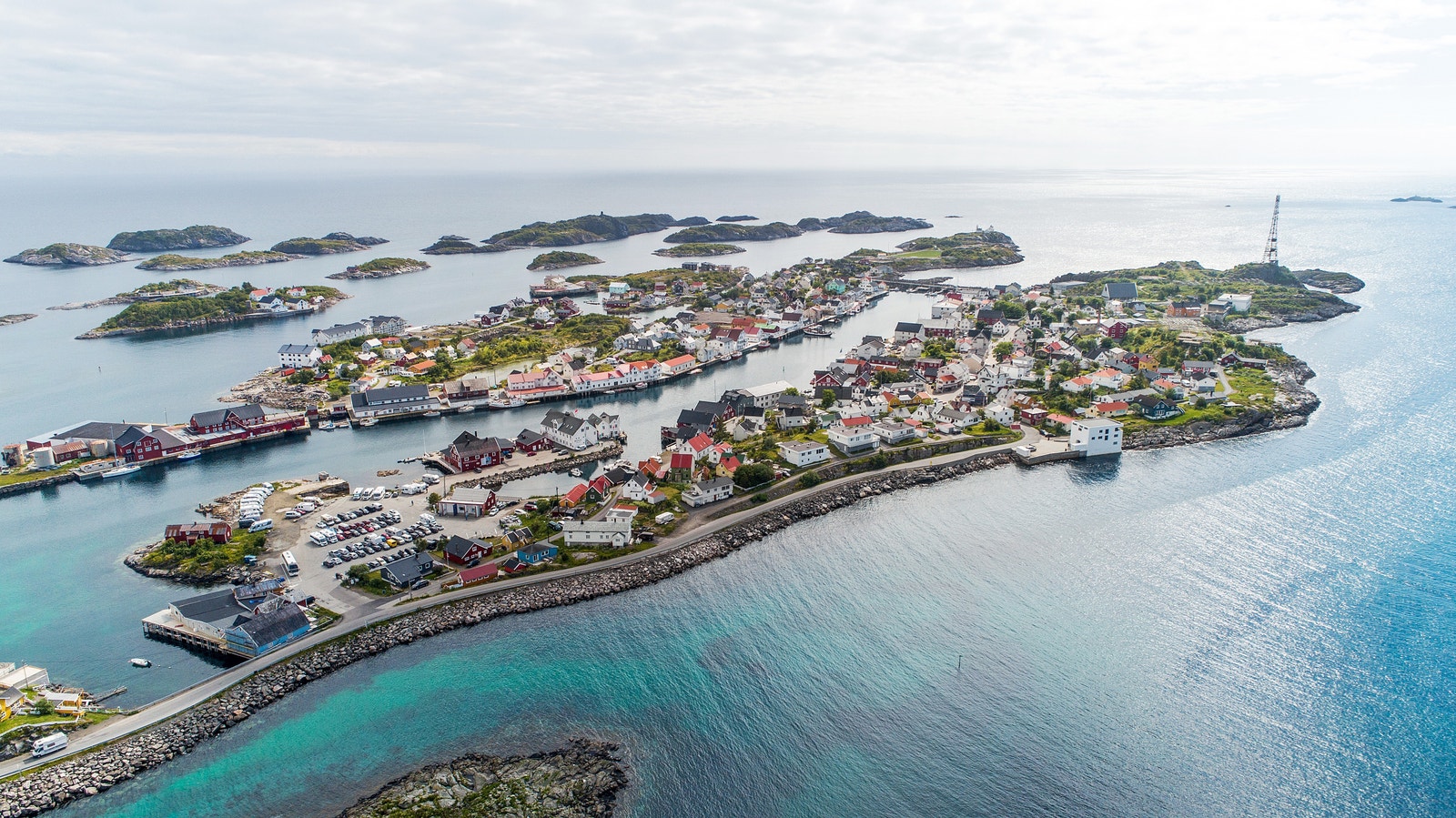 Eldre dronebilde av Henningsvær Galleribilde