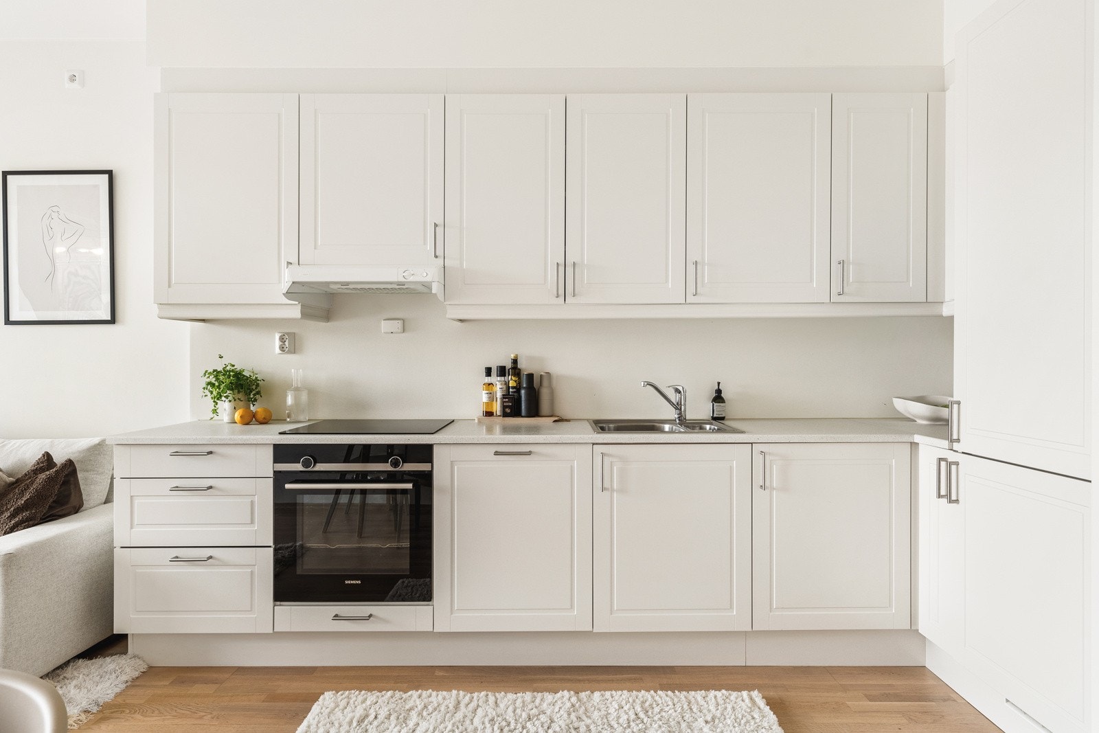 Integrerte hvitevarer som platetopp, stekeovn, kjøl- og frys og oppvaskmaskin er inkludert. Galleribilde