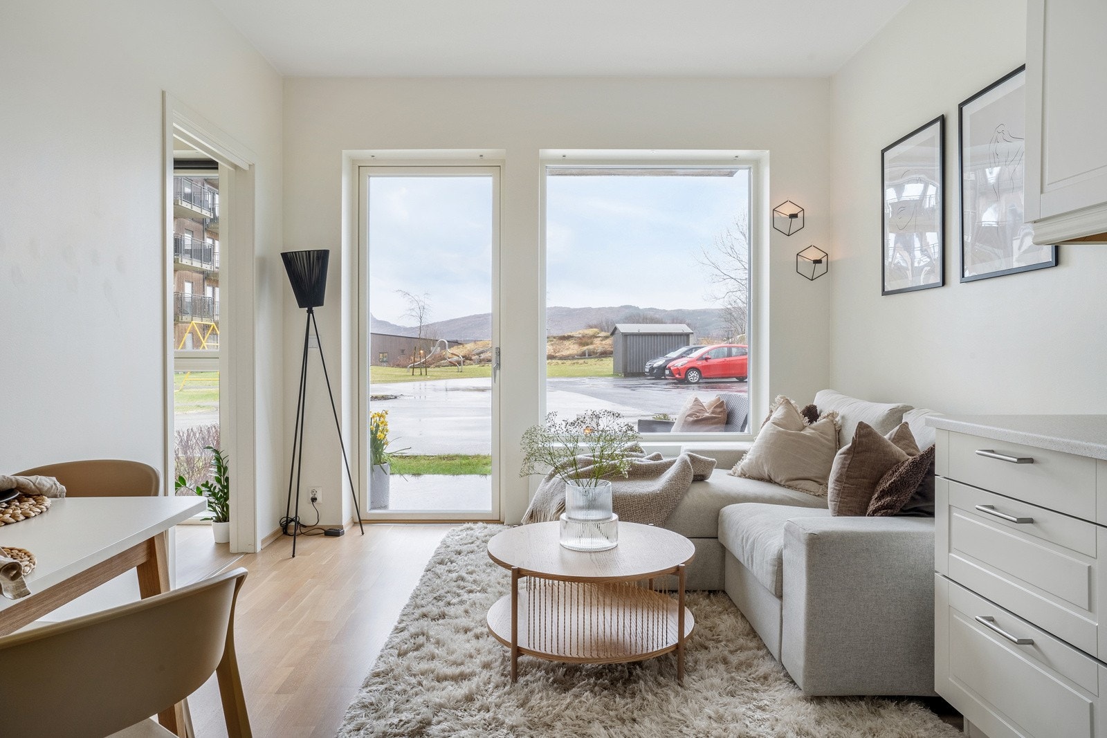 Leiligheten har store vindusflater som gir godt med innslipp av naturlig dagslys, utgang til markterrasse fra stue. Galleribilde