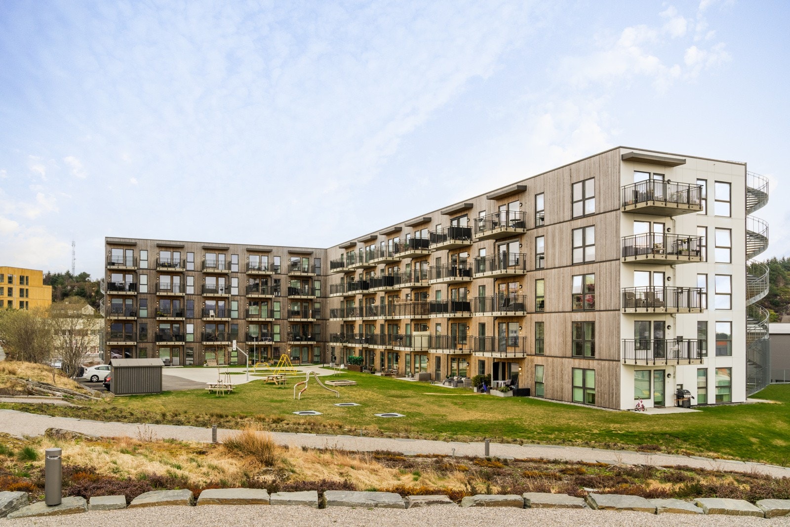 Fra boligen er det kort avstand til flotte badeplasser ved sjøen og i Arefjordsvannet samt et variert og godt tur- og treningstilbud i Straume Idrettspark. Galleribilde