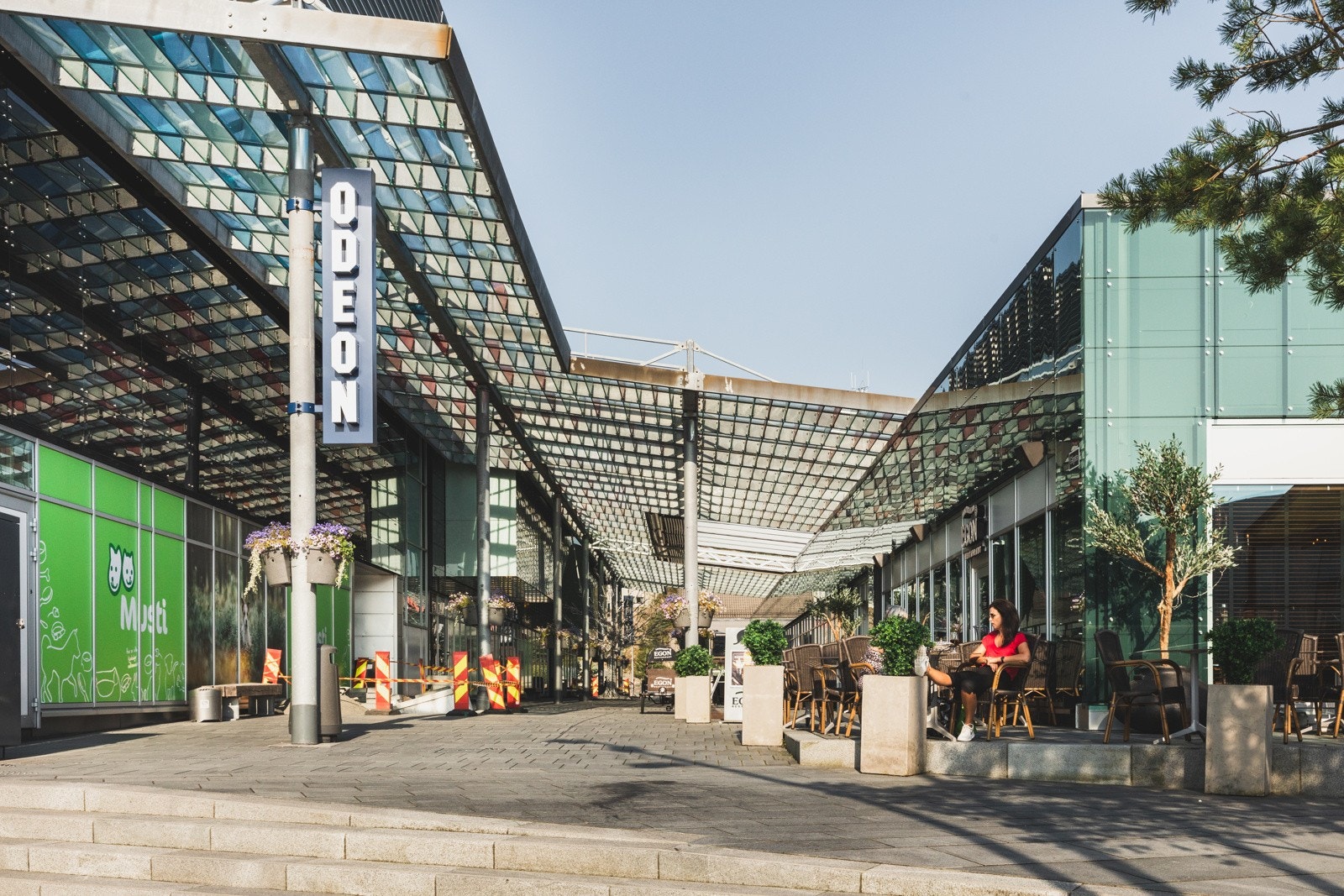 Sartor senter tilbyr blant annet et stort utvalg av klesbutikker, dagligvarebutikker og flere spisesteder. Her har du også kino, bingo og en rekke servicetilbud. Galleribilde